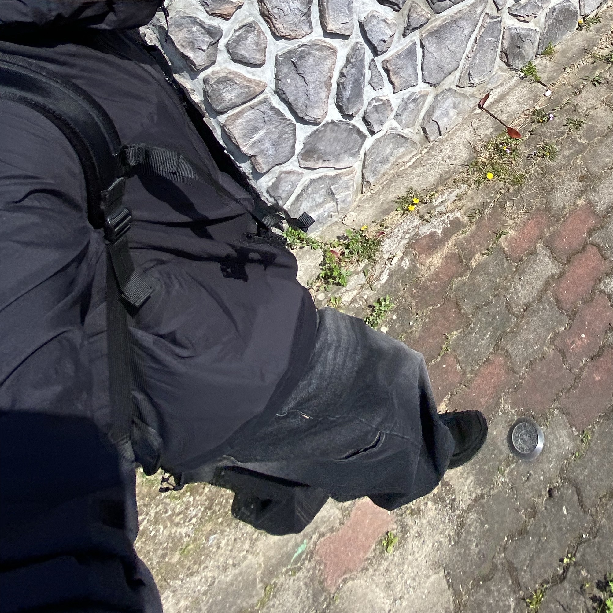 Arc'teryx Squamish Hoody Black, GU Real Leather Moccasin Shoes Black 착용 스타일 - 2