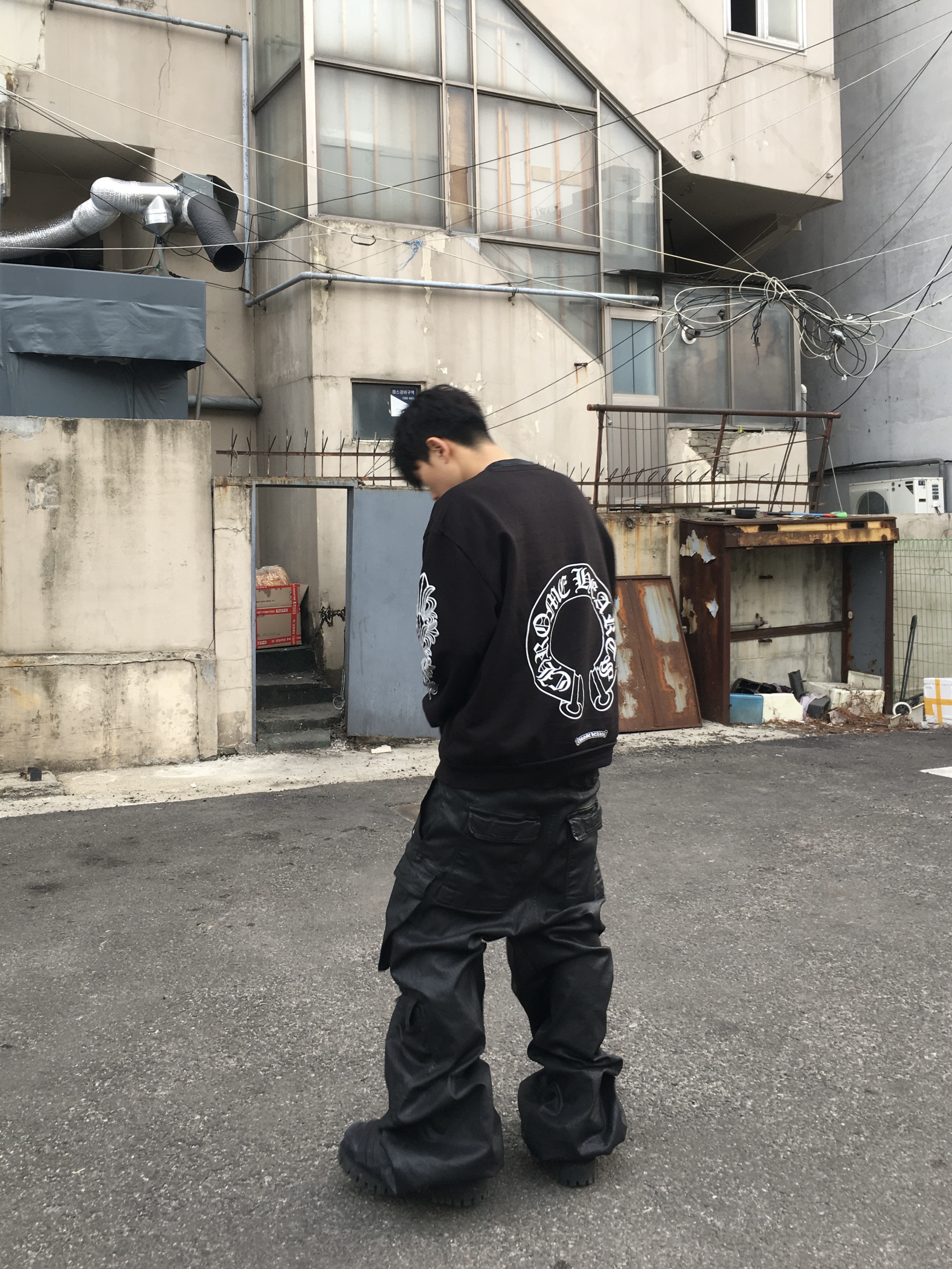 Chrome Hearts Horseshoe Logo Sweatshirt Black, Rick Owens Porterville Denim Double Cargo Jumbo Belas Pants Black Wax 착용 스타일 - 1
