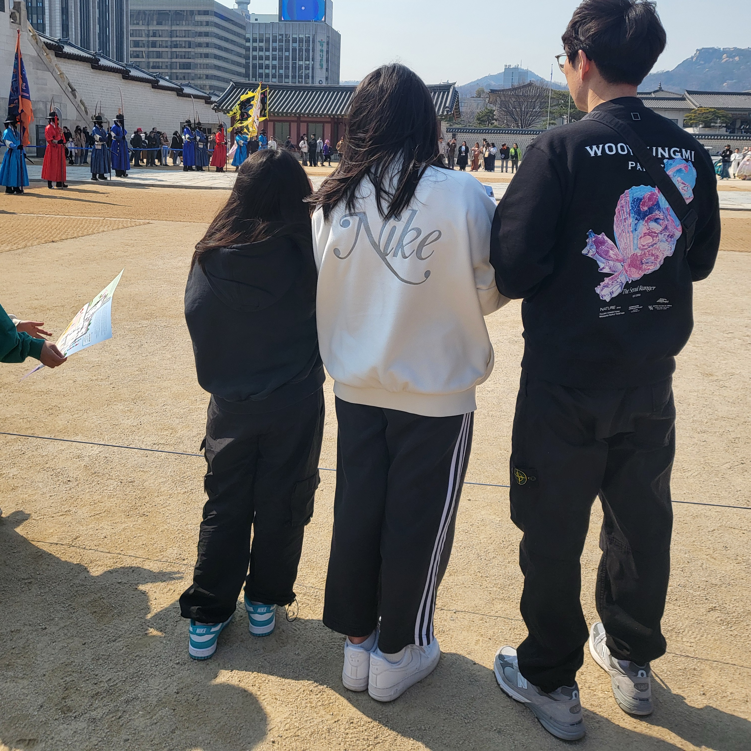 Wooyoungmi 3D Coral Back Logo Sweatshirt Black - 25SS 착용 스타일