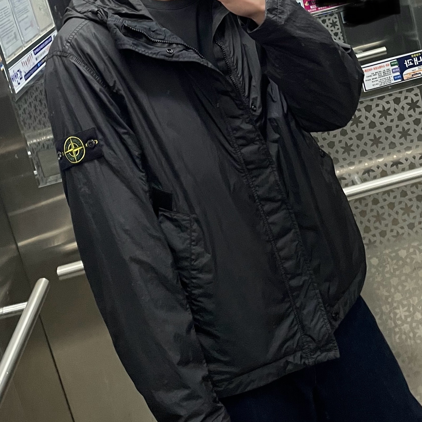 스톤 아일랜드 S0A23 크링클랩스 R-NY 윈드 레지스턴트 안티 드롭 후드 자켓 - 25SS 착용 스타일