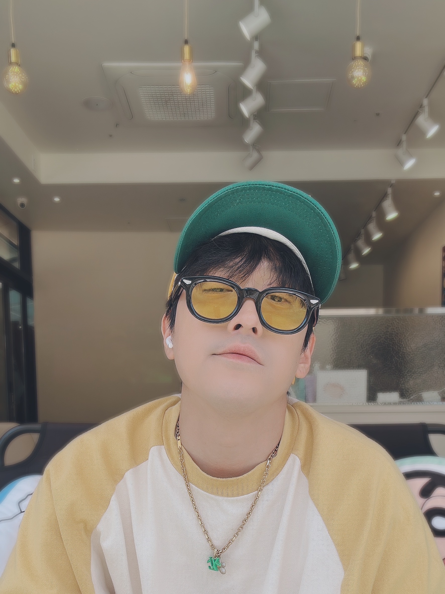 발렌티노 오픈 스케이트 카프스킨 & 패브릭 스니커즈 화이트 블랙, 에르메스 클릭아슈 브레이슬릿 골드 하드웨어 & 누아 매트 착용 스타일 - 4