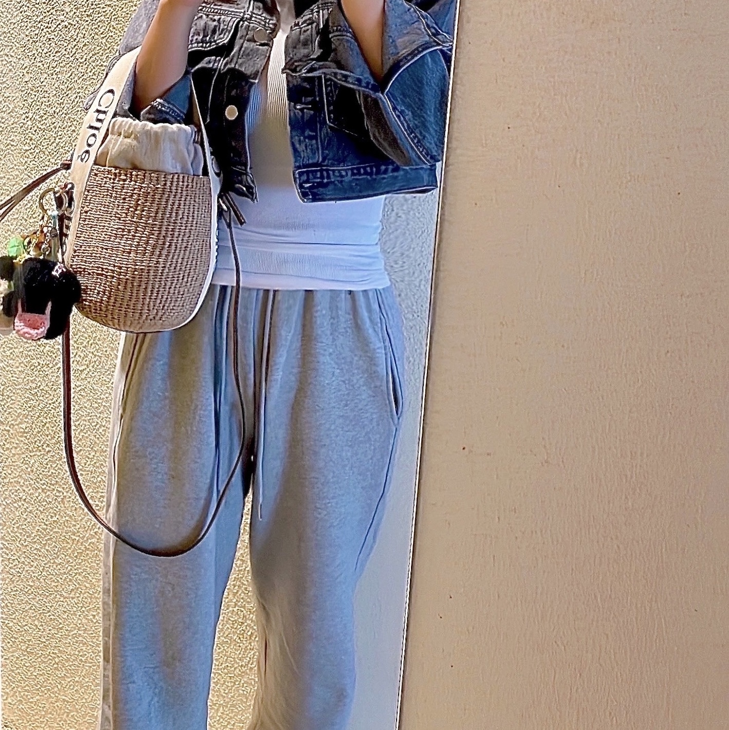 Chloe Small Woody Basket White 착용 스타일