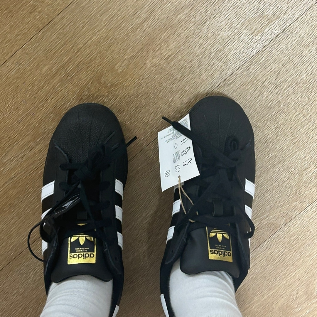 Adidas Superstar Core Black White 착용 스타일