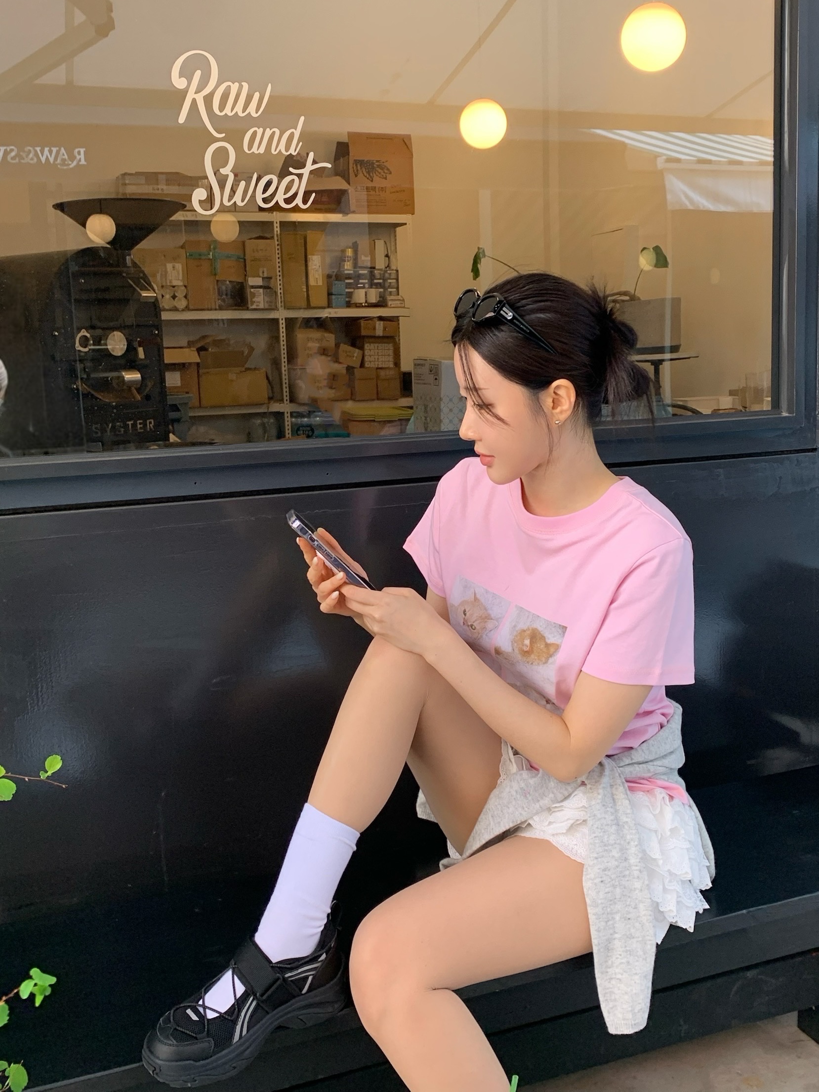 김미더영 러브캣 티셔츠_S  핑크, 젠틀 몬스터 다다 01 블랙 착용 스타일 - 1