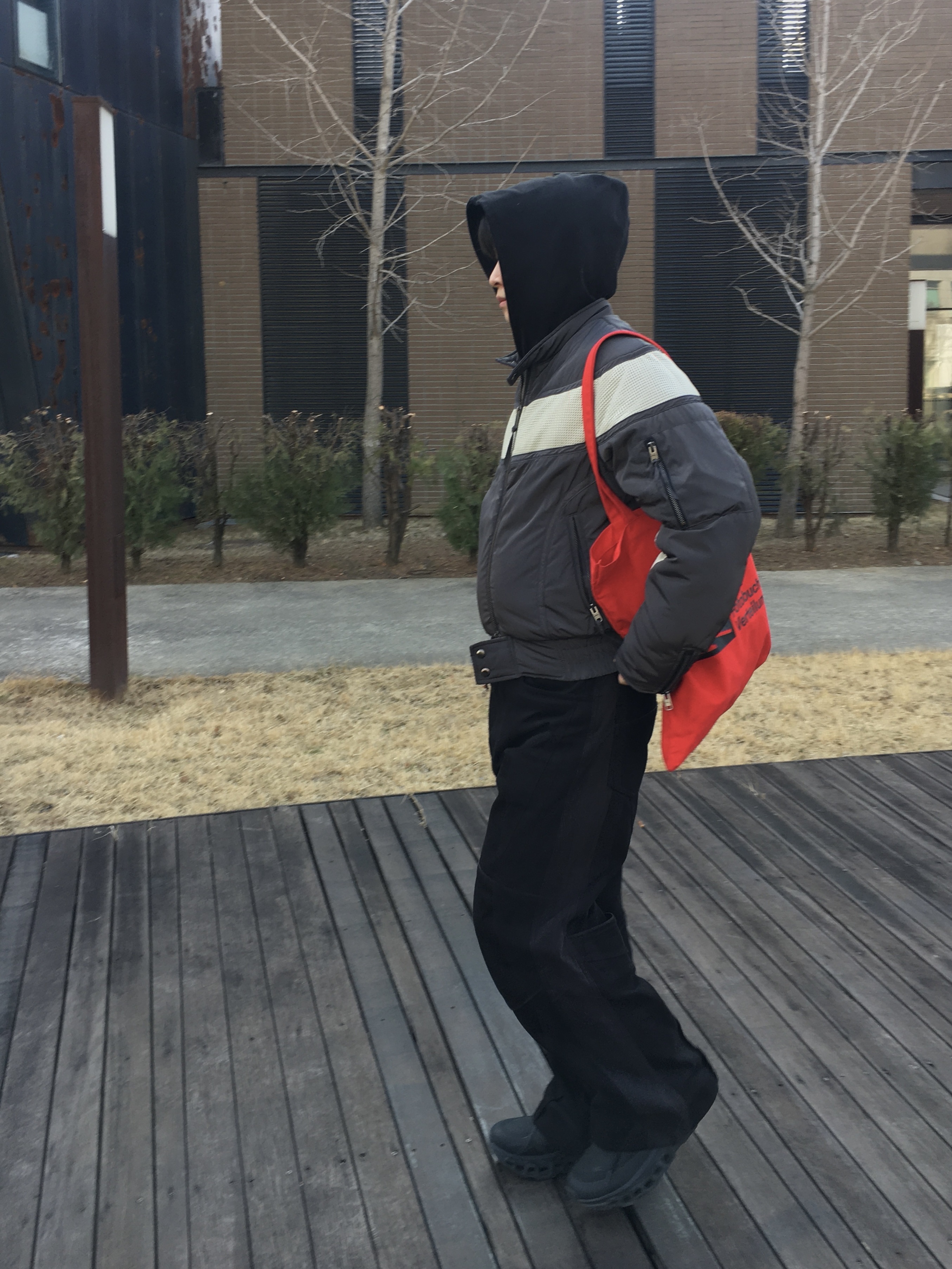 On Running x Post Archive Faction (Paf) Cloudmonster 2 Black Magnet, Xlim Ep.6 04 Trousers Black 착용 스타일 - 3
