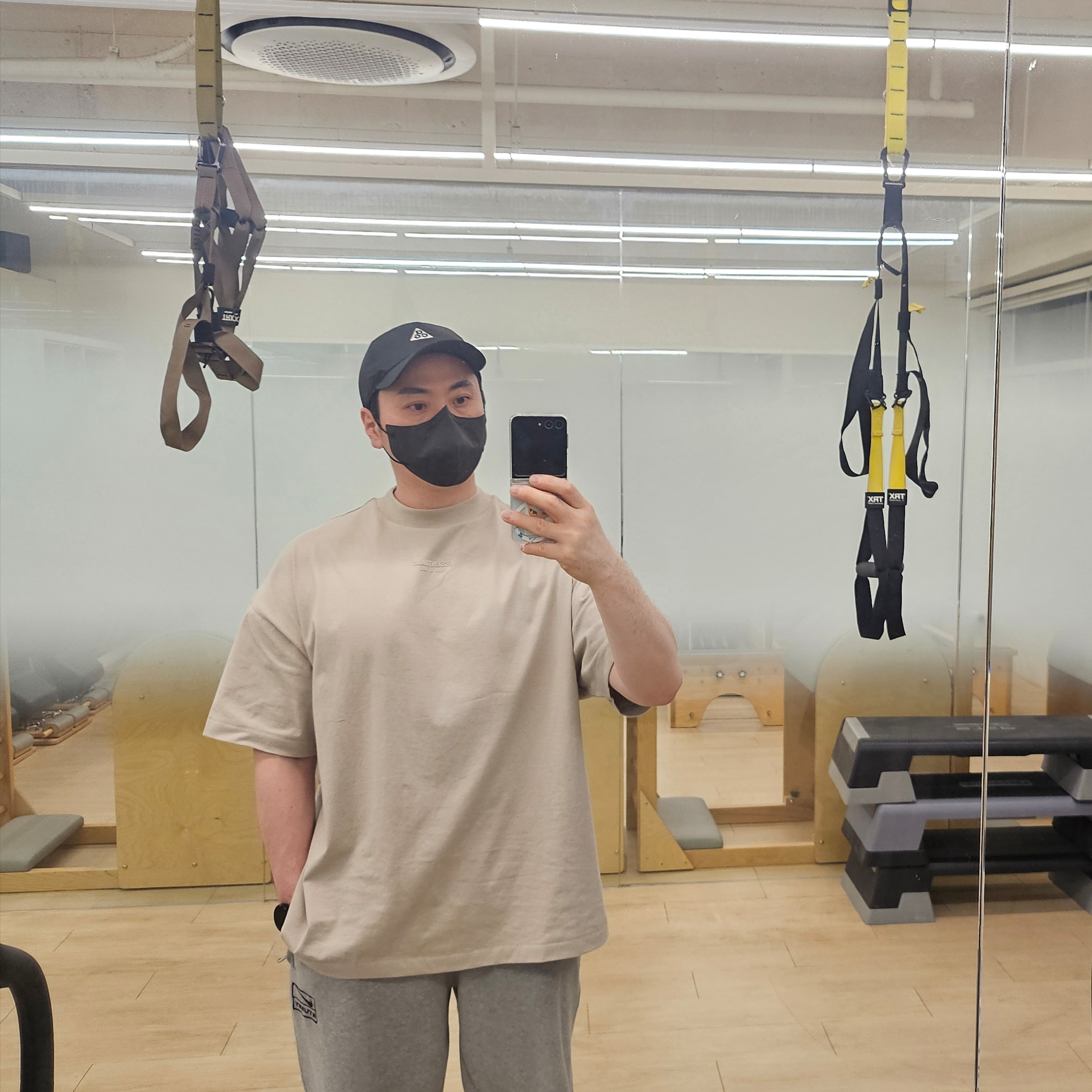 에센셜 티셔츠 실버 클라우드 - 23FW 착용 스타일