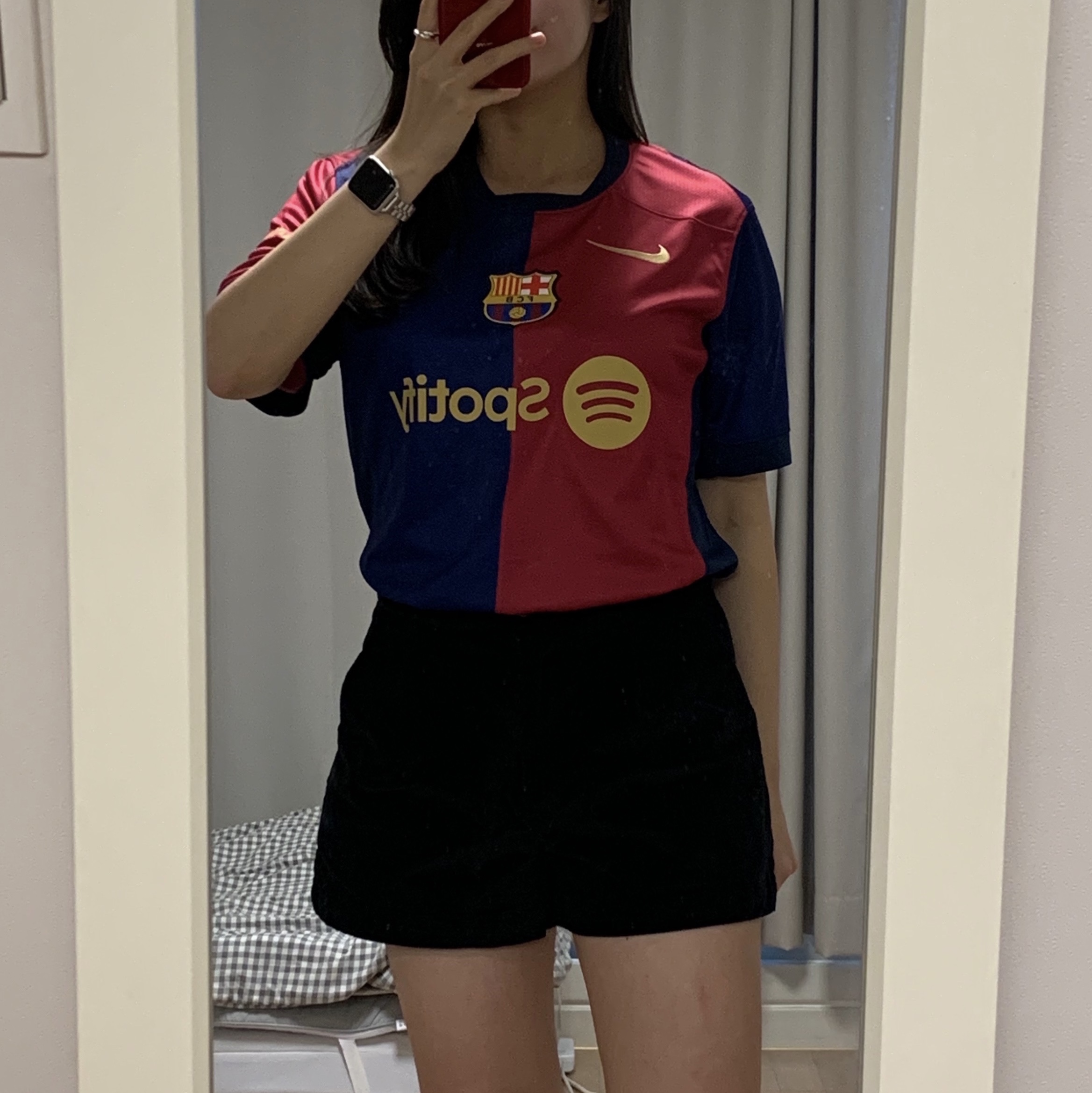 나이키 FC 바르셀로나 2024/25 드라이핏 스타디움 홈 저지 딥 로얄 블루 노블 레드 (논 마킹 버전) 착용 스타일