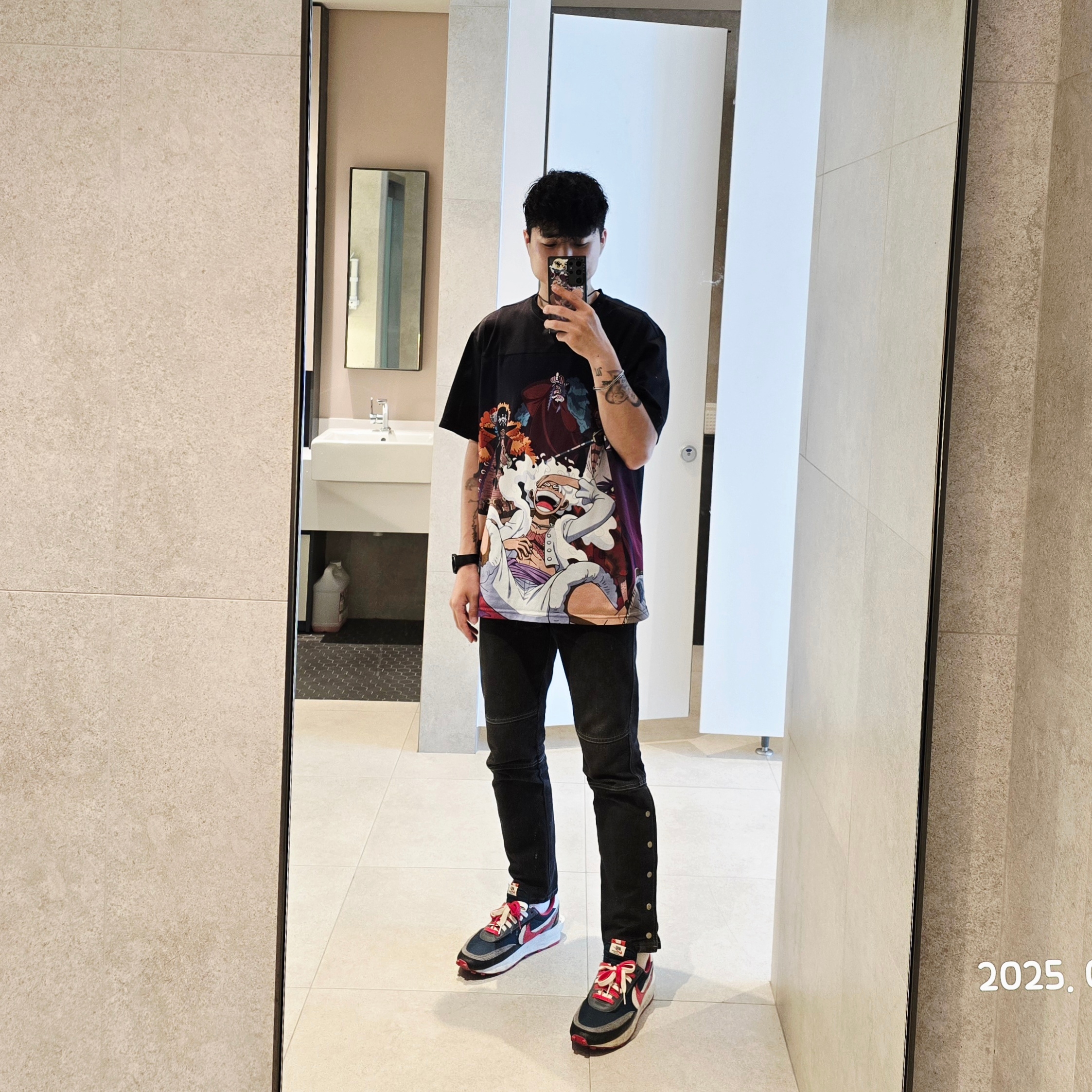 푸마 x 원피스 올 오버 프린트 티셔츠 푸마 블랙, 나이키 x 사카이 x 언더커버 LD와플 미드나잇 스프루스 유니버시티 레드 착용 스타일