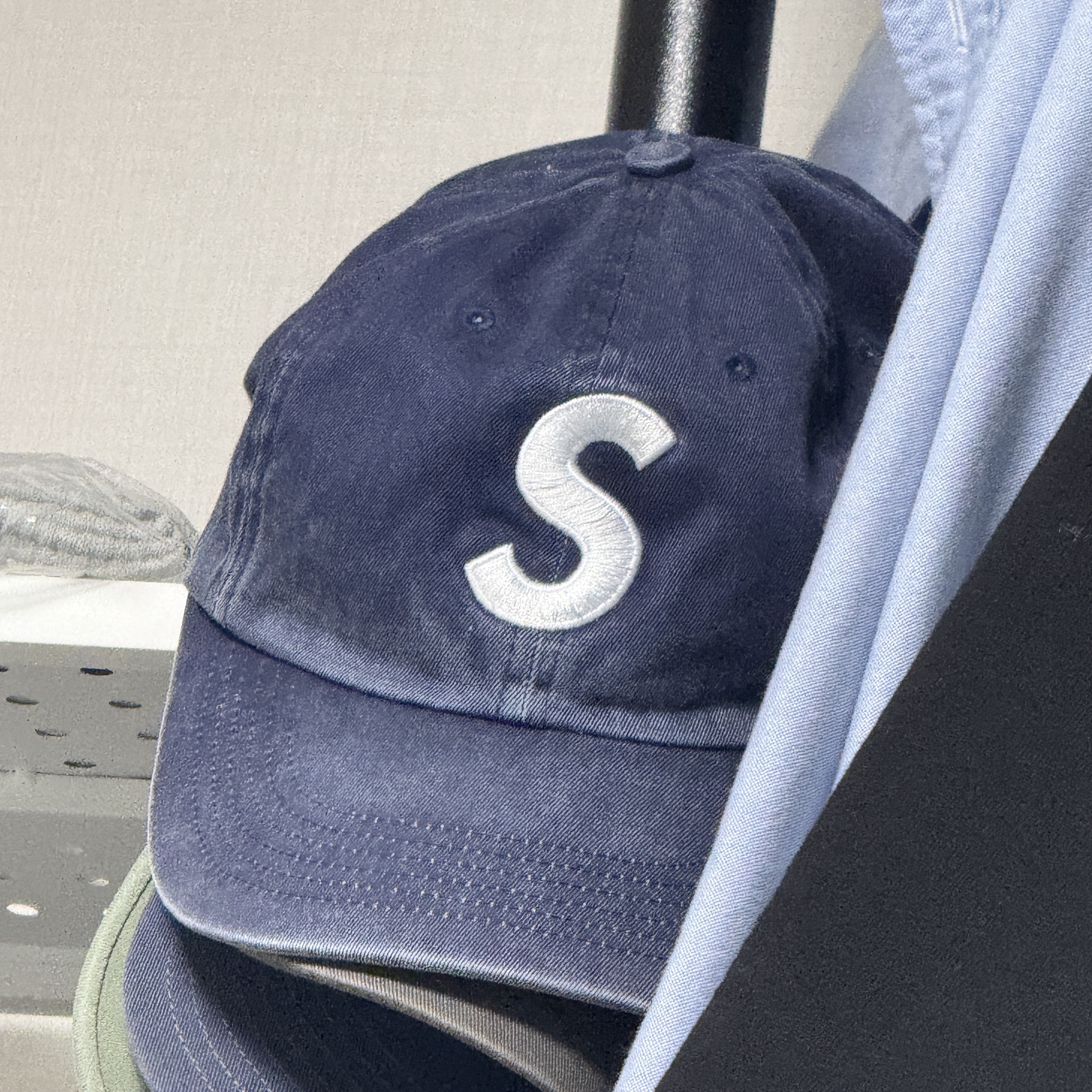 슈프림 피그먼트 S 로고 6-패널 네이비 - 24FW 착용 스타일