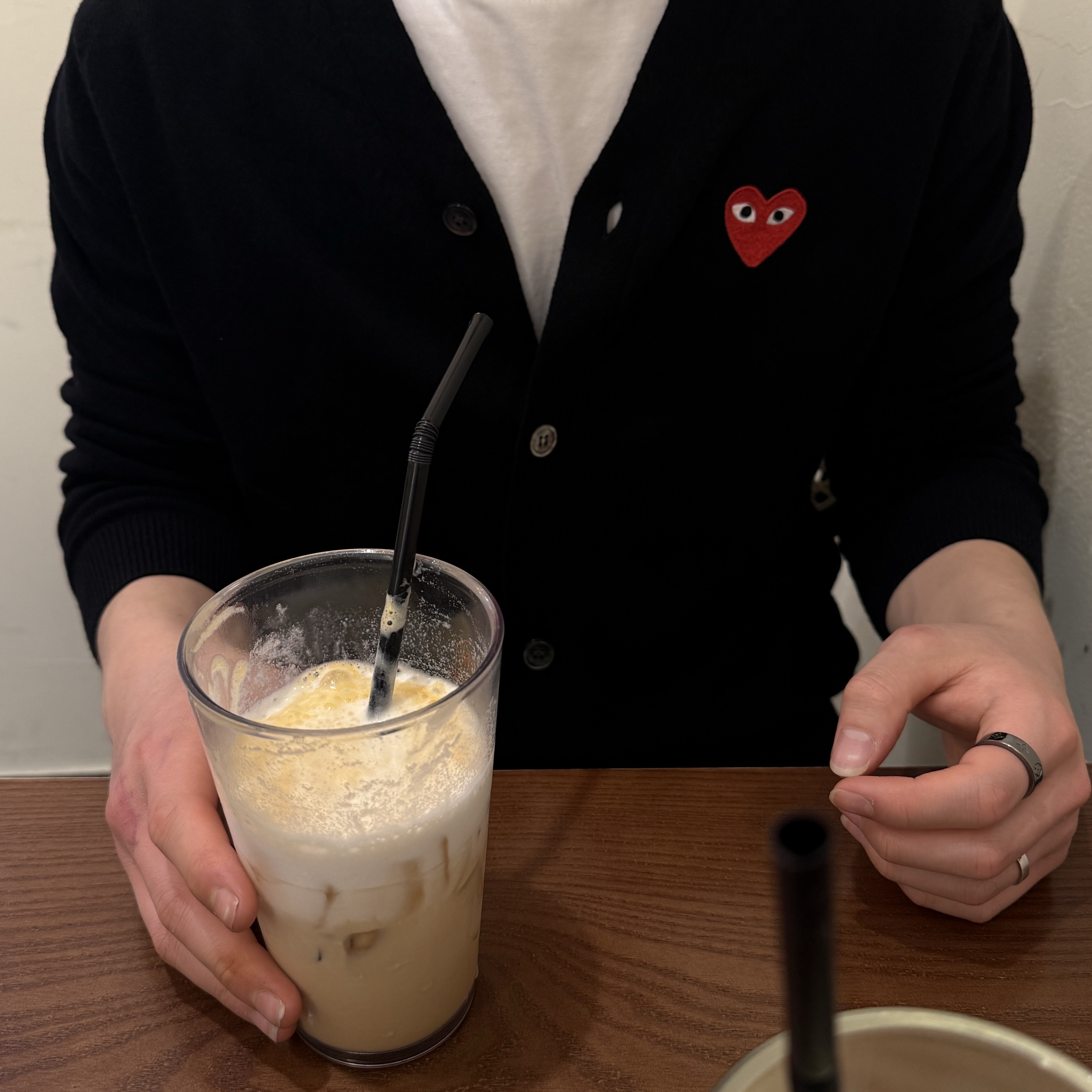 Play Comme des Garcons Knit Red Heart Cardigan Black 착용 스타일 - 2