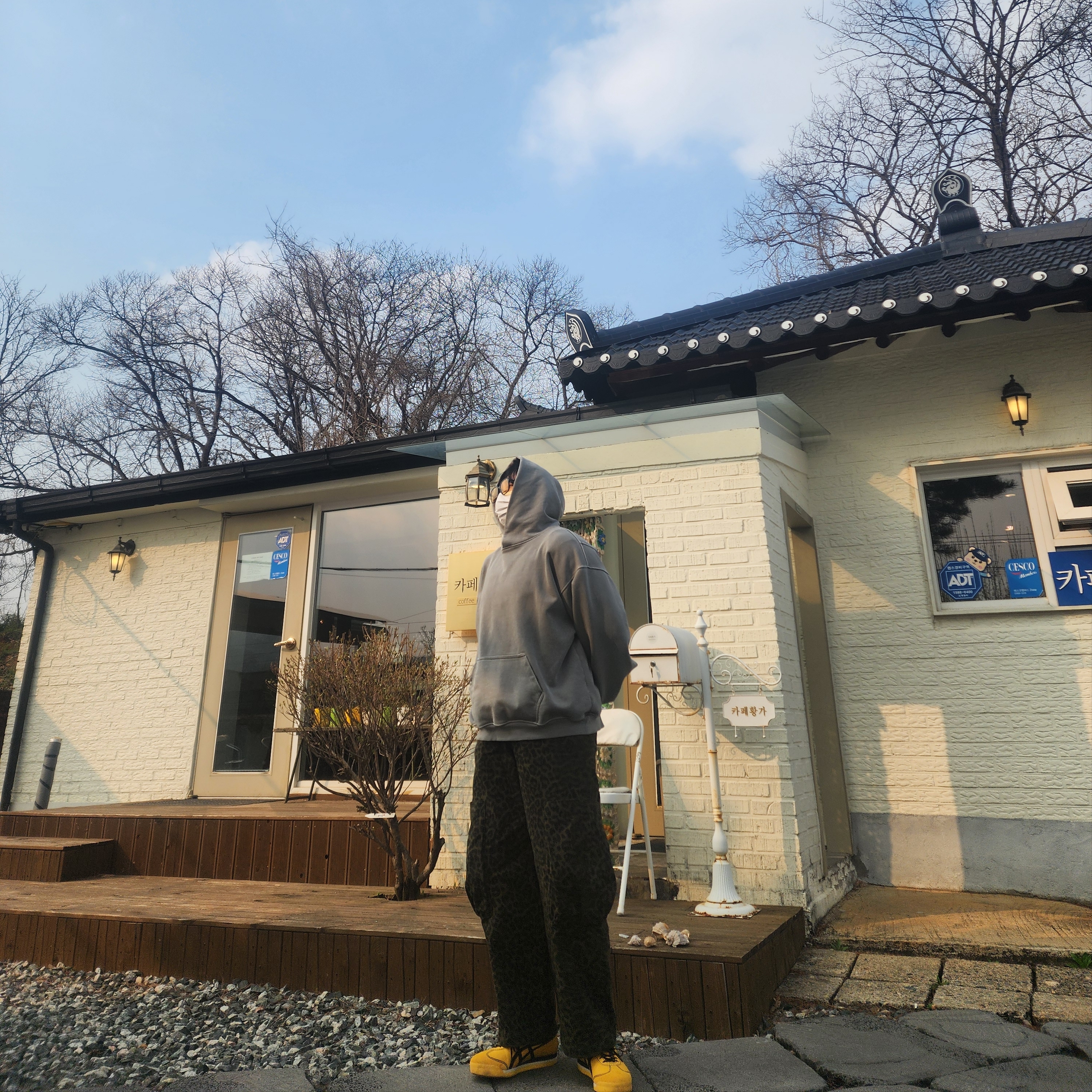 오니츠카 타이거 멕시코 66 SD PF 옐로우 블랙, 카락터 럼핑 카고 팬츠 레오파드 카키 착용 스타일 - 2