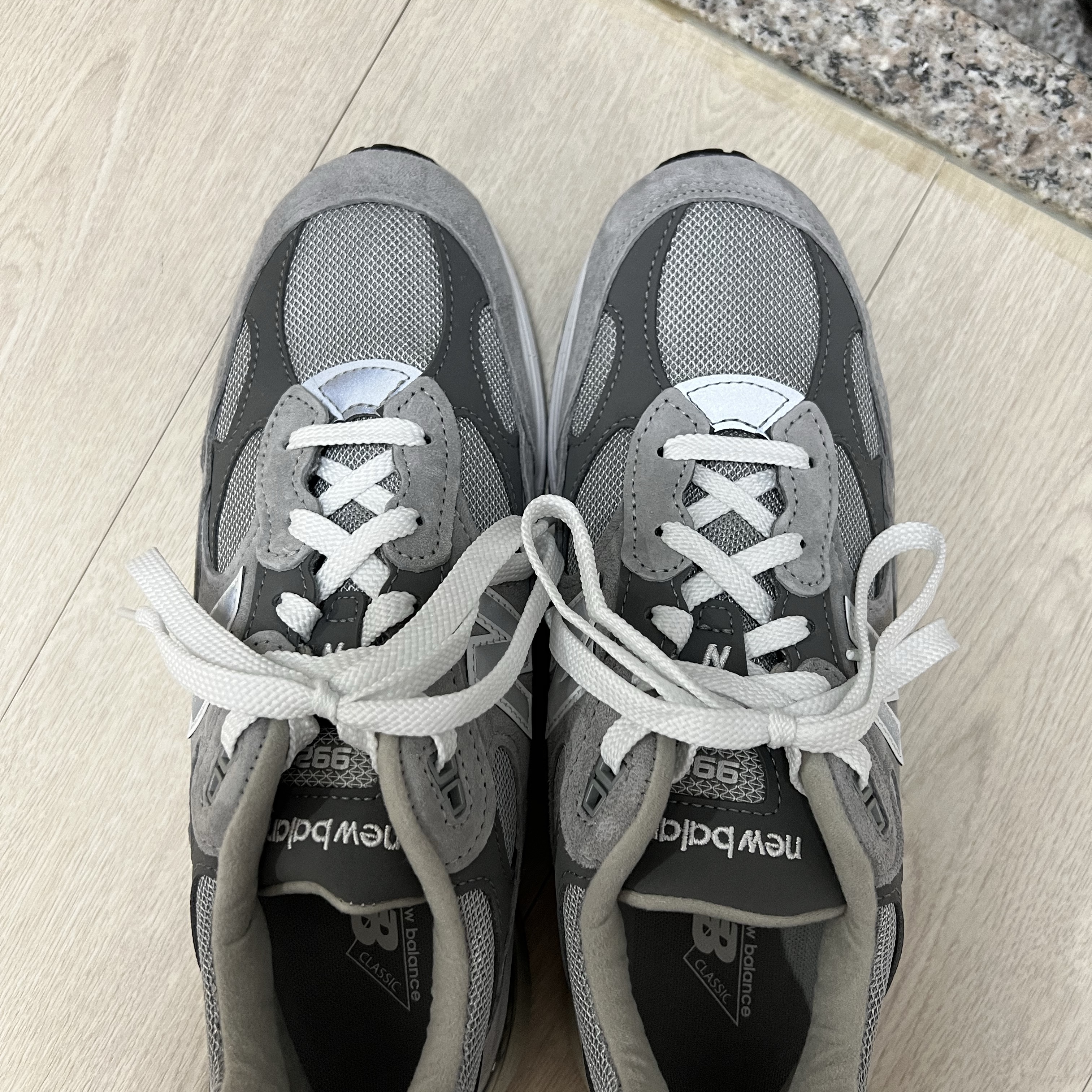 New Balance 992 Made in USA Core Grey Silver Metallic 착용 스타일 - 1