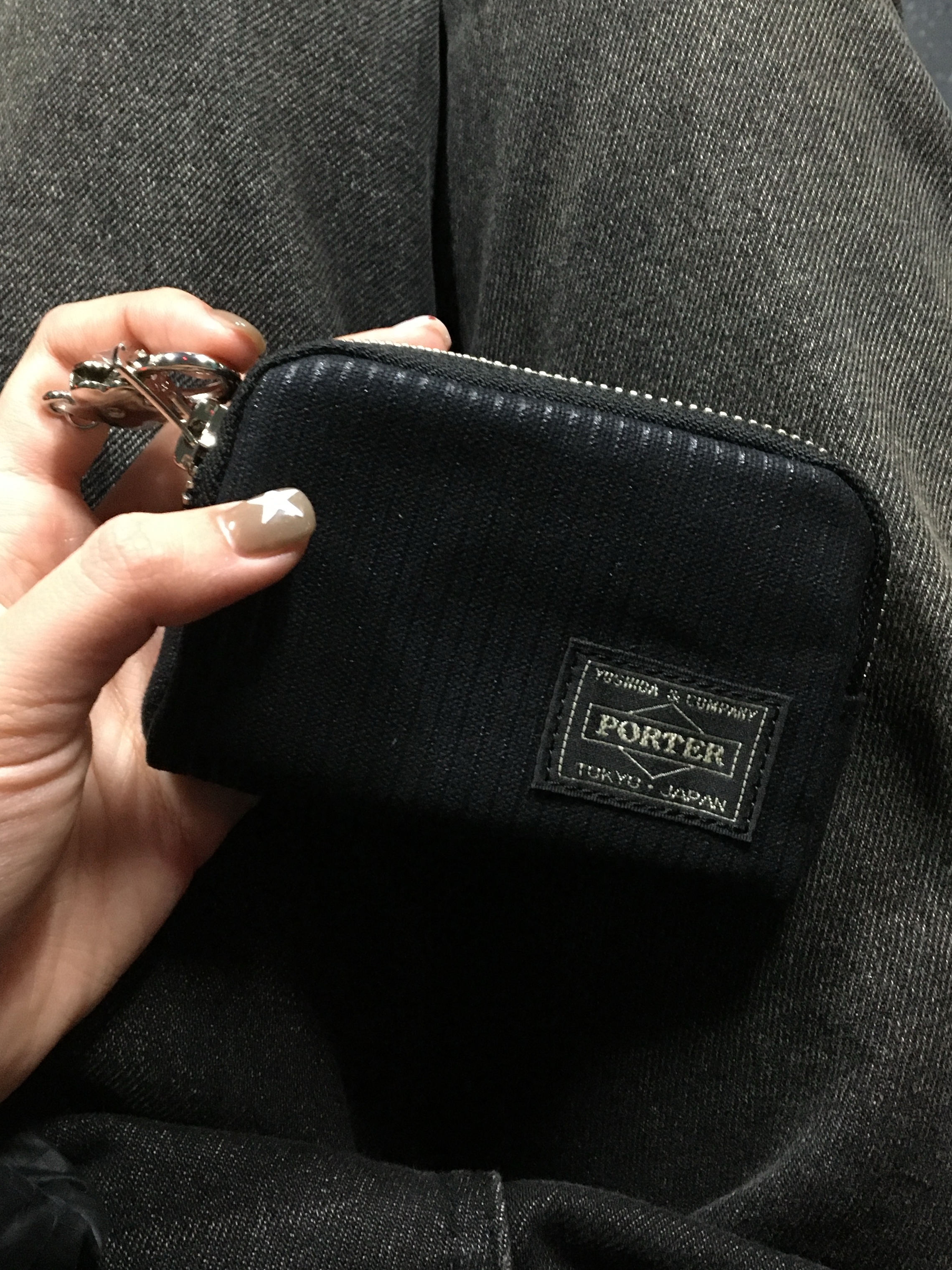 Porter Drawing Coin Key Case Black 착용 스타일 - 2