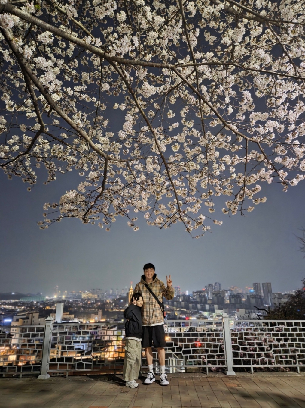 버버리 리버시블 빈티지 체크 후드 자켓 아카이브 베이지, 메종 미하라 야스히로 블레이키 OG 솔 캔버스 로우탑 스니커즈 블랙 화이트 착용 스타일 - 2