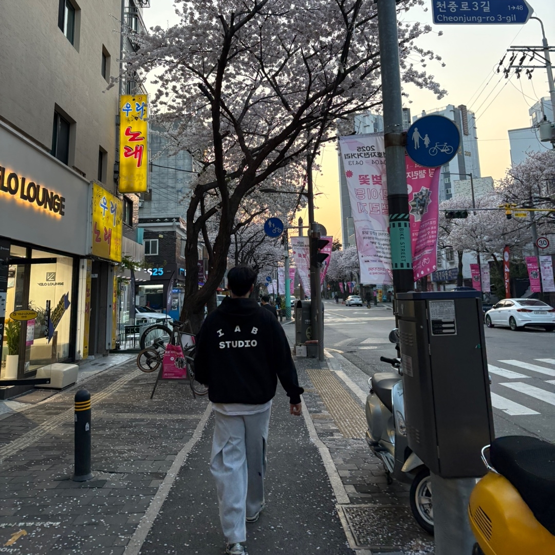IAB Studio Hoodie Black, Zara x Ader Error Jogger Pants Grey 착용 스타일