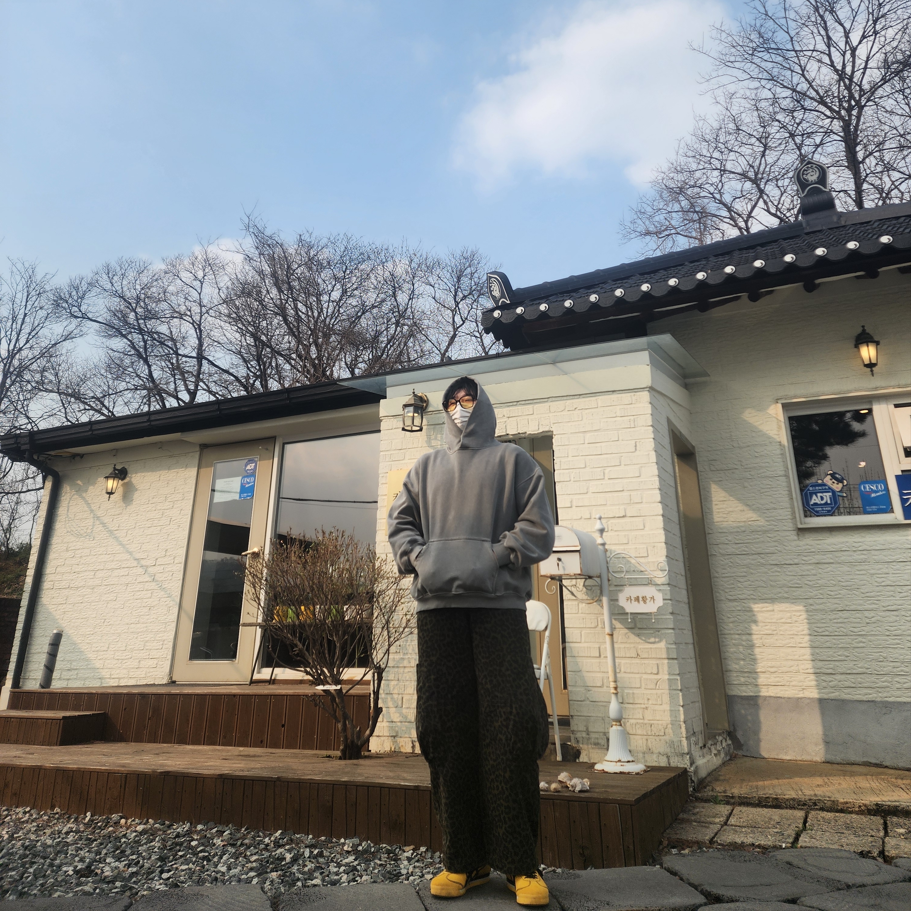 오니츠카 타이거 멕시코 66 SD PF 옐로우 블랙, 카락터 럼핑 카고 팬츠 레오파드 카키 착용 스타일 - 4