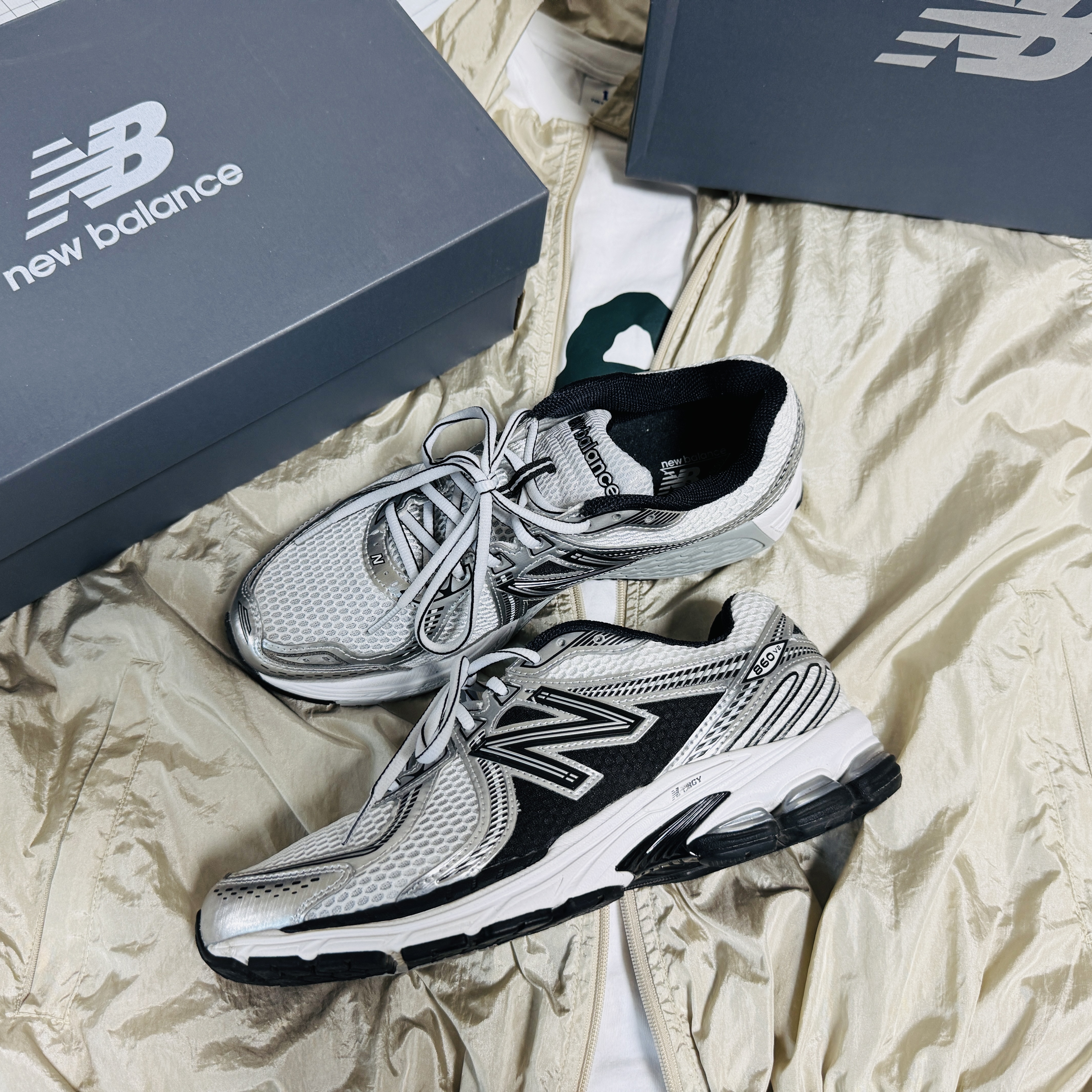 New Balance 860v2 White Black 착용 스타일 - 1