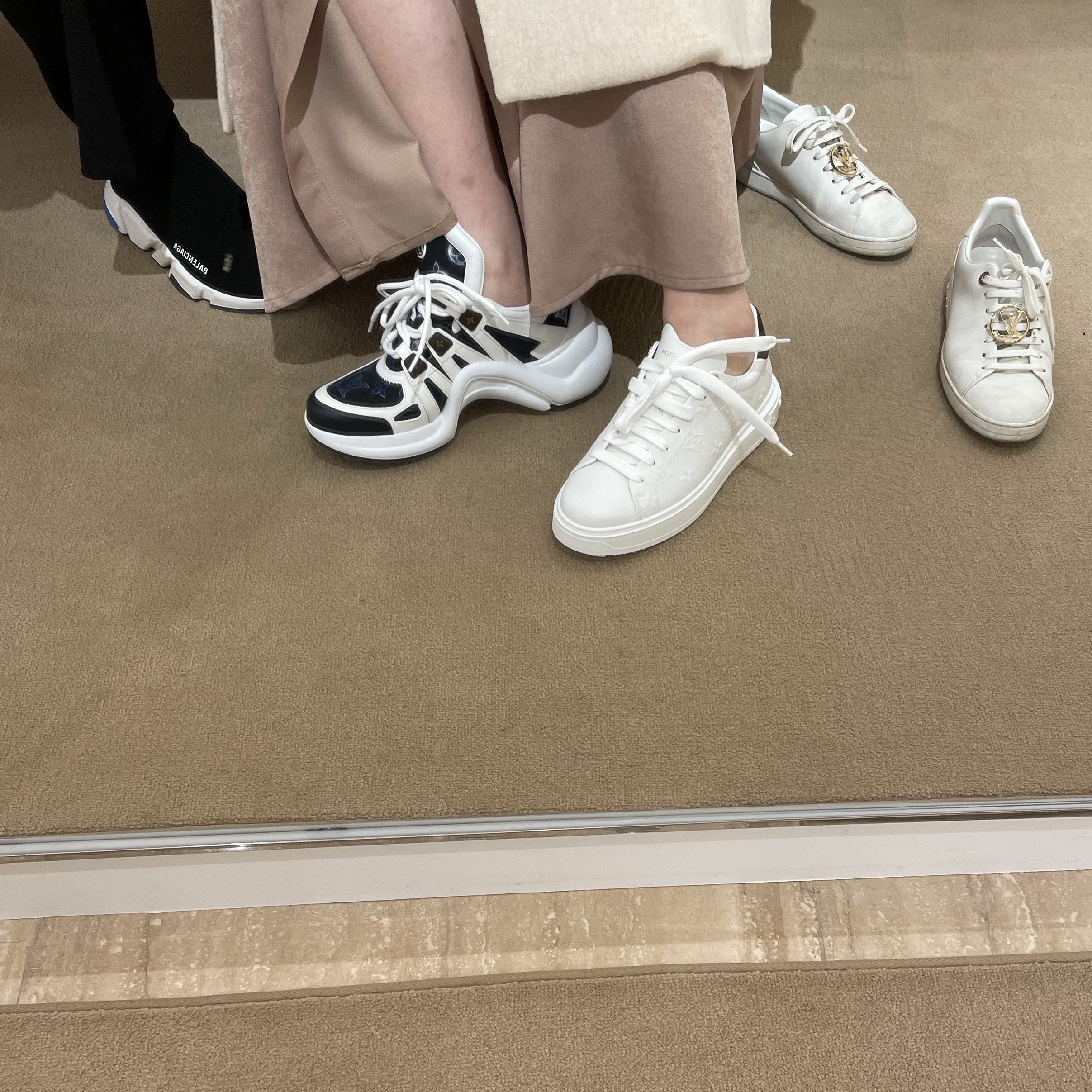 (W) Louis Vuitton Time Out Sneakers White, Balenciaga Speed Trainer Black Blue 착용 스타일
