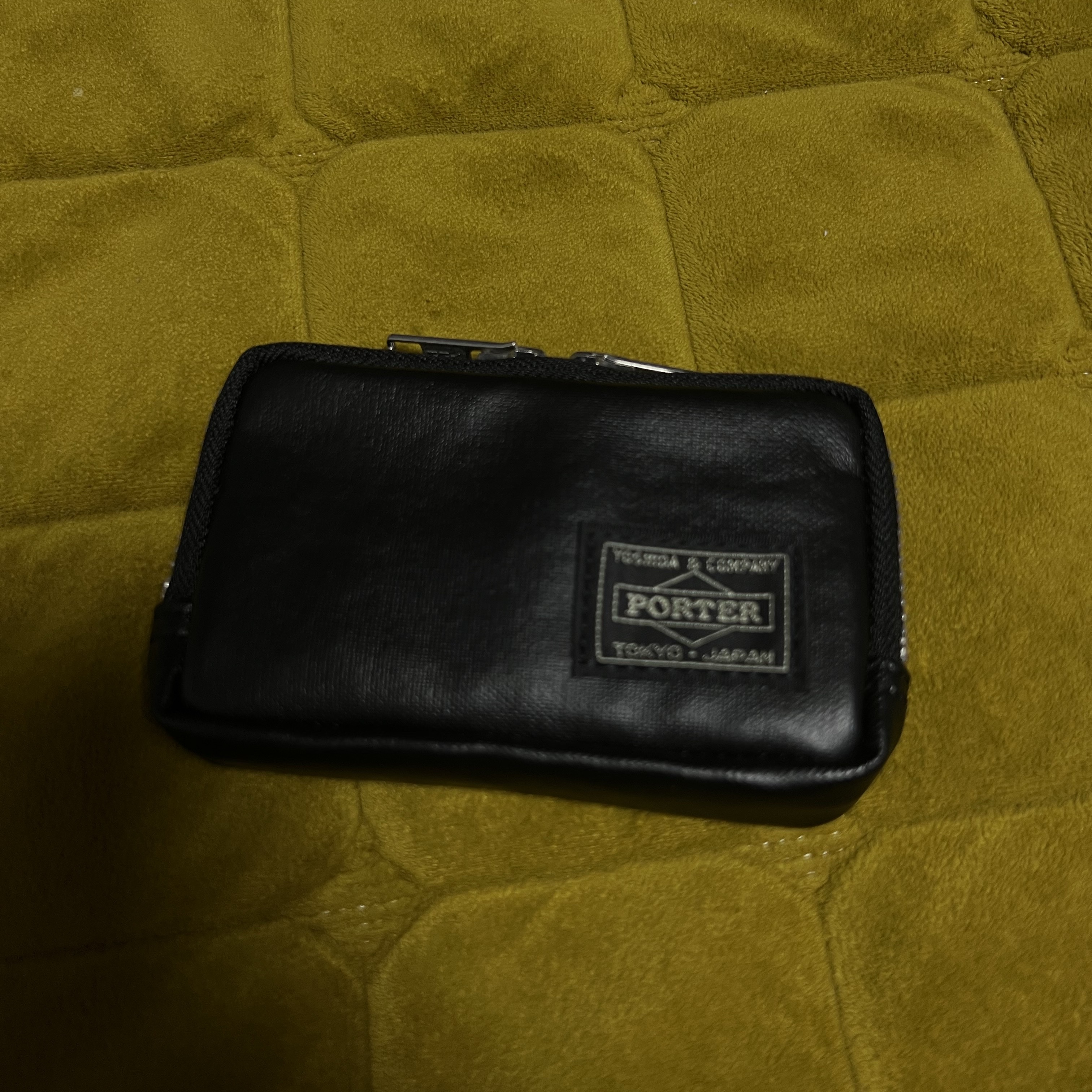 Porter Freestyle Multi Coin Case Black 착용 스타일