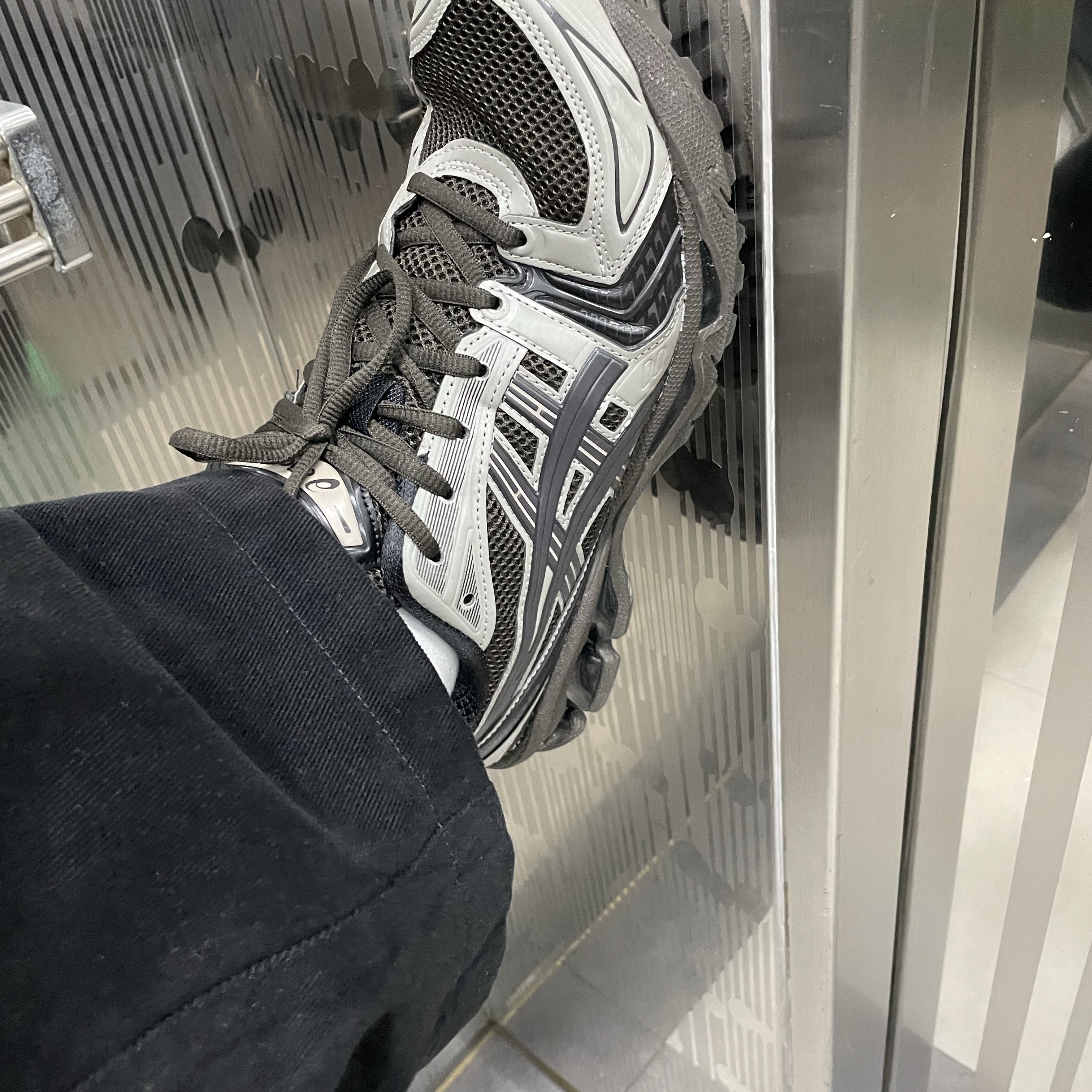 아식스 x 아트모스 x 언더마이카 젤 카야노 14 페퍼 블랙 착용 스타일 - 2