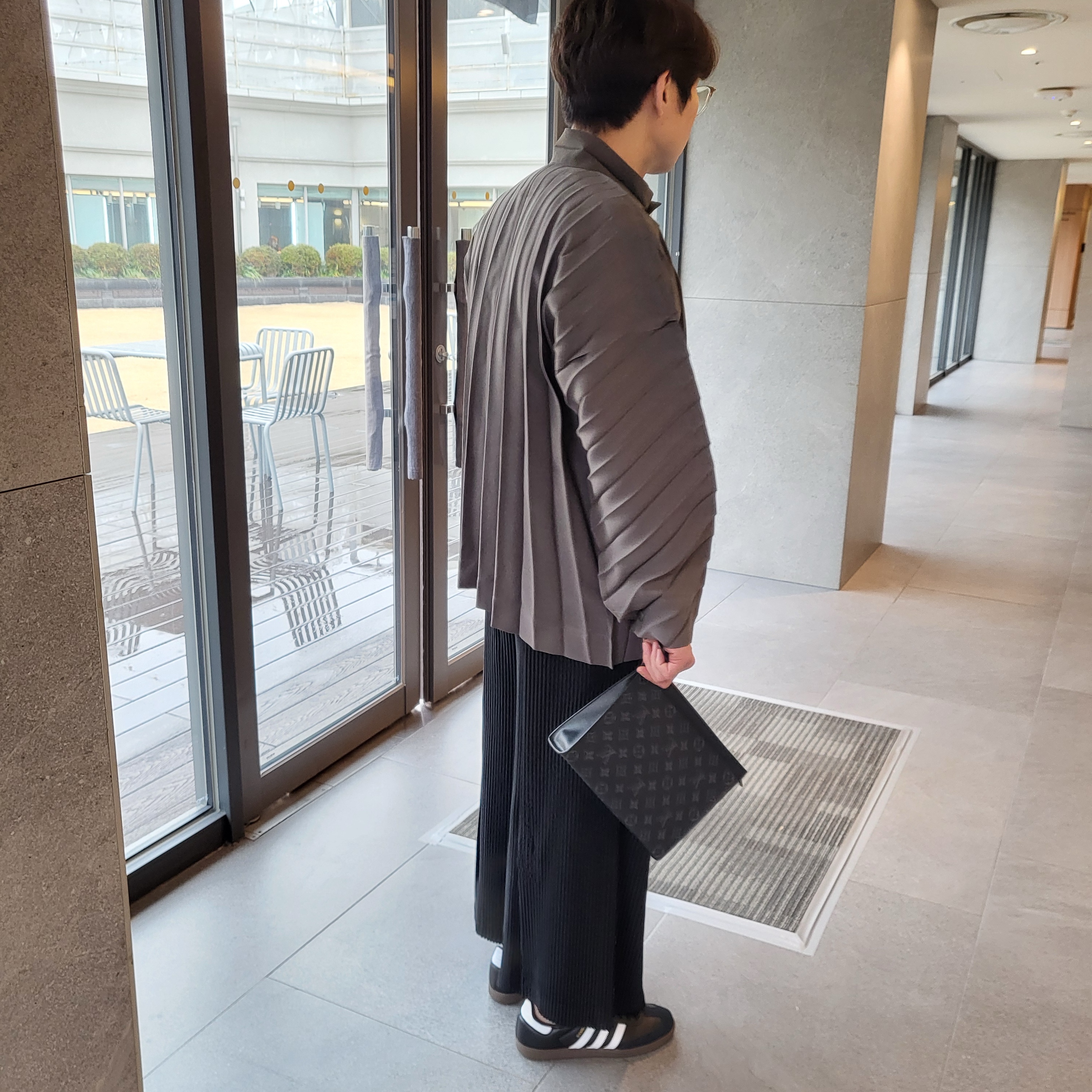 아디다스 삼바 OG 블랙 화이트 검 착용 스타일