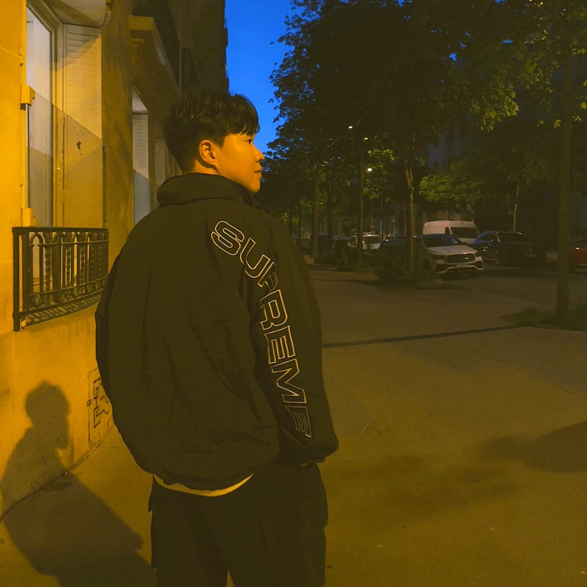 나이키 x 피스마이너스원 에어포스 1 로우 파라노이즈, 슈프림 스펠아웃 자수 트랙 자켓 블랙 - 24FW 착용 스타일 - 6