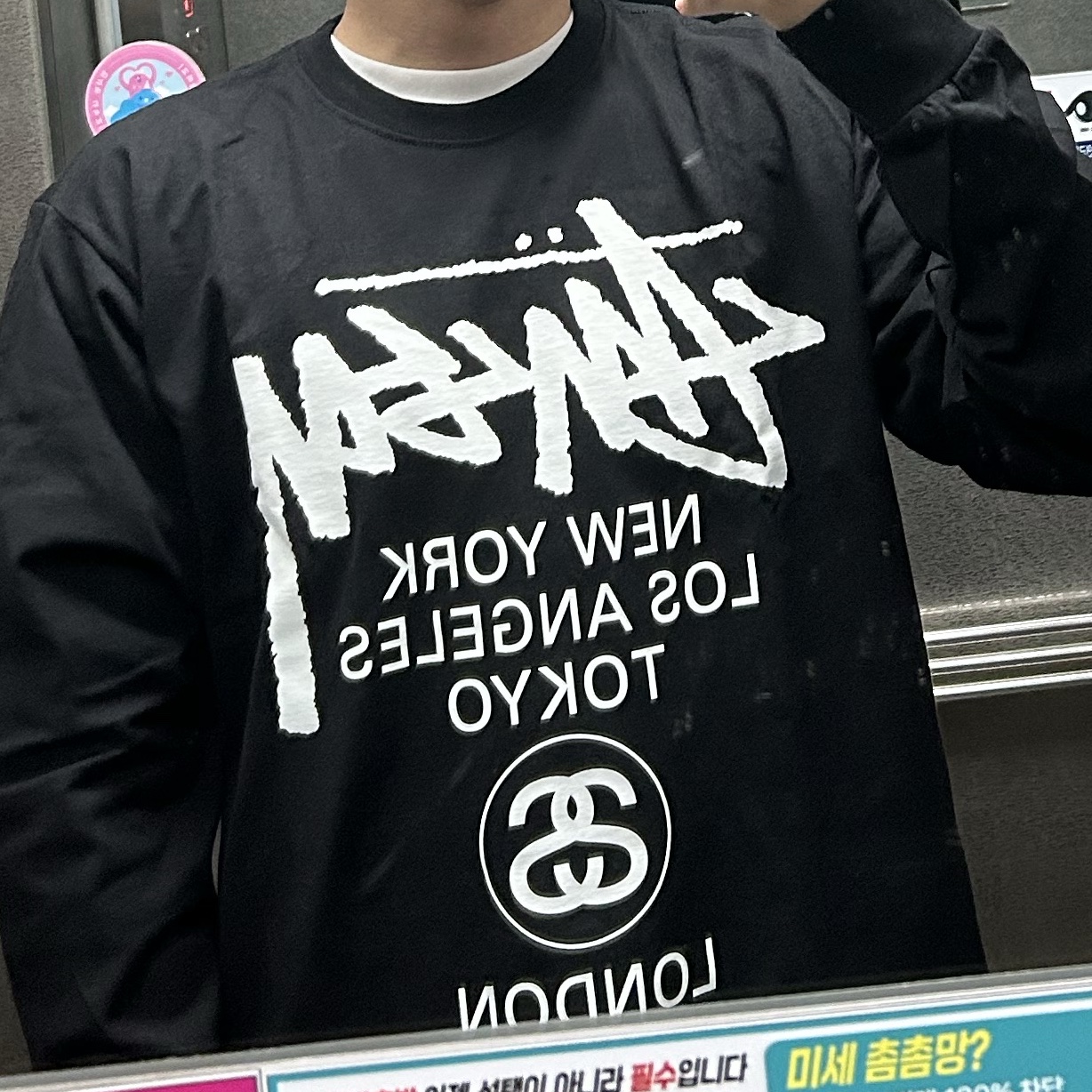 Stussy World Tour LS T-Shirt Black 착용 스타일