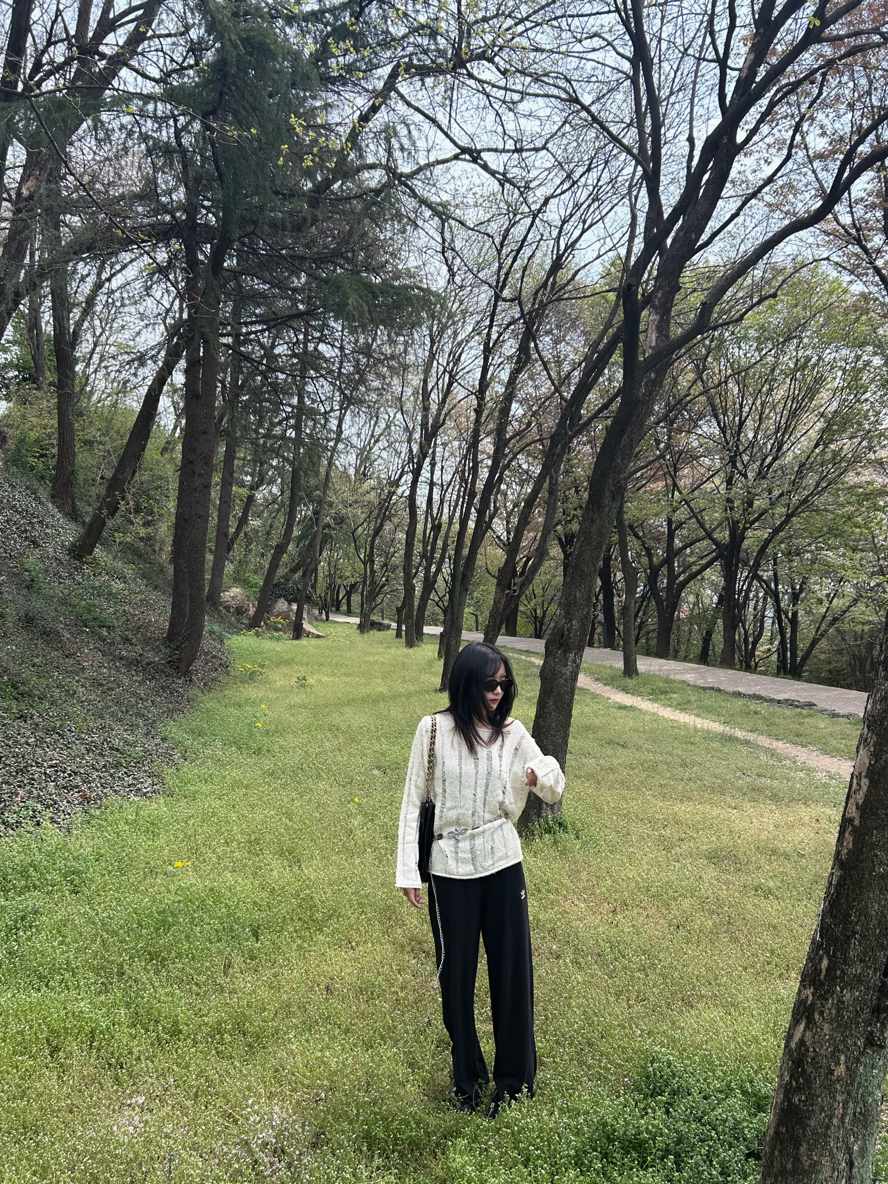 (W) 셀린느 아세테이트 트리옹프 01 선글라스 블랙, 아디다스 스페지알 핸드볼 코어 블랙 클라우드 화이트 착용 스타일 - 2