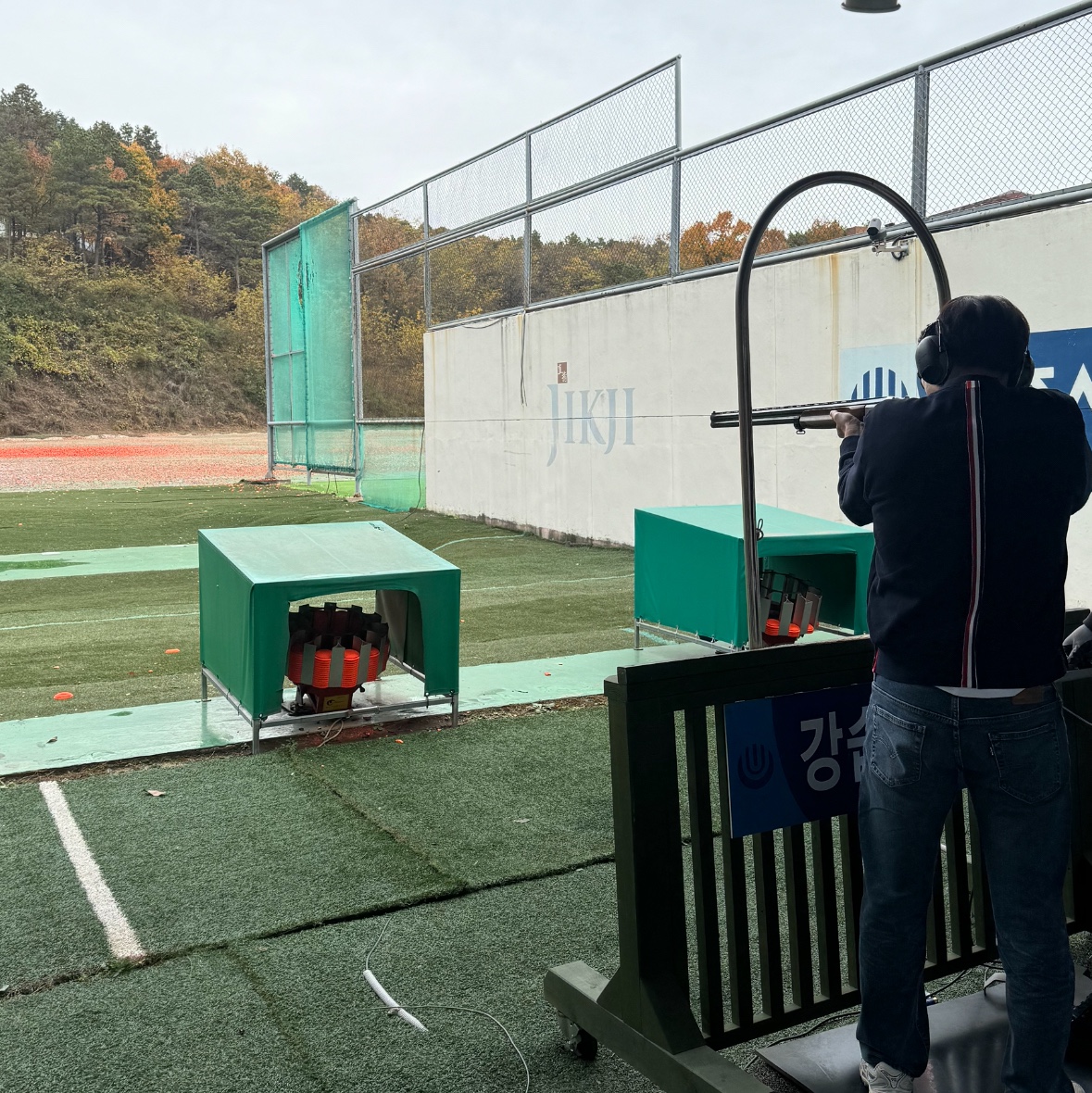 톰브라운 루프백 센터 백 스트라이프 크루넥 풀오버 니트 네이비 착용 스타일