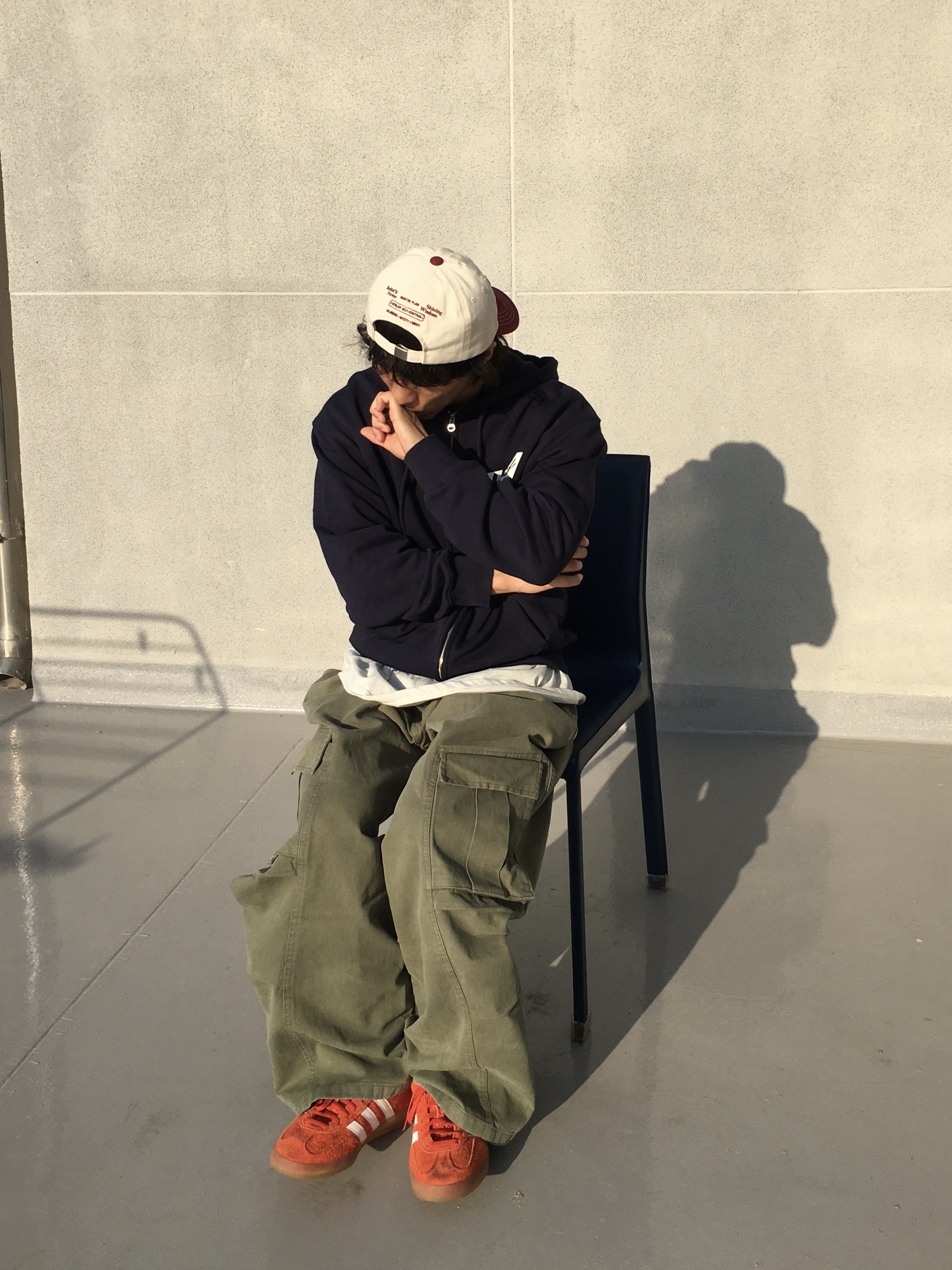 허니스쿱하우스 허니 걸 집업 후디드 스웨트셔츠 네이비, (W) 아디다스 가젤 인도어 볼드 오렌지 클라우드 화이트 착용 스타일 - 5