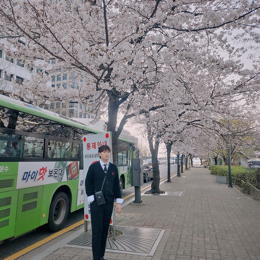아미 스몰 하트 로고 울 가디건 블랙 착용 스타일