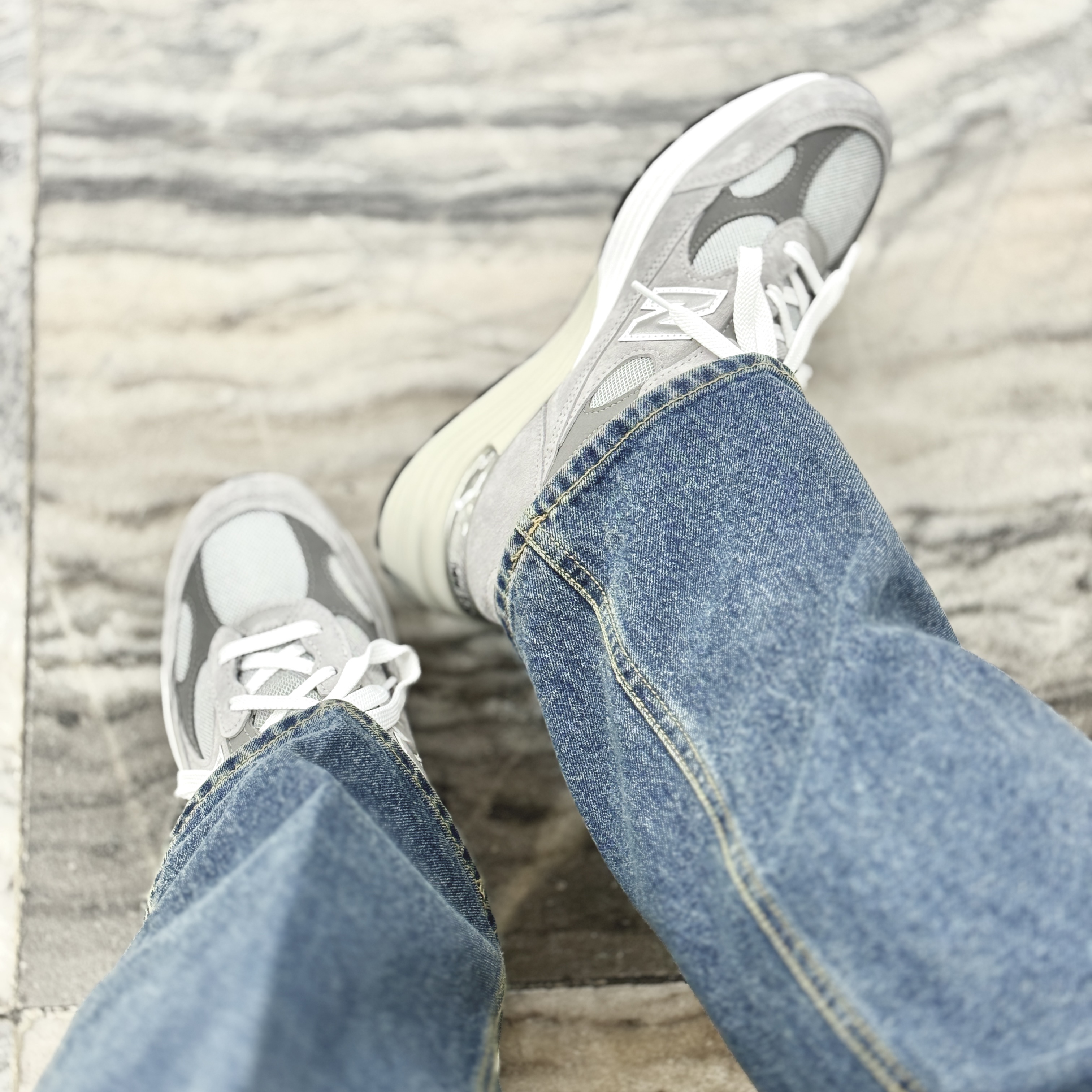 New Balance 992 Made in USA Core Grey Silver Metallic 착용 스타일 - 1