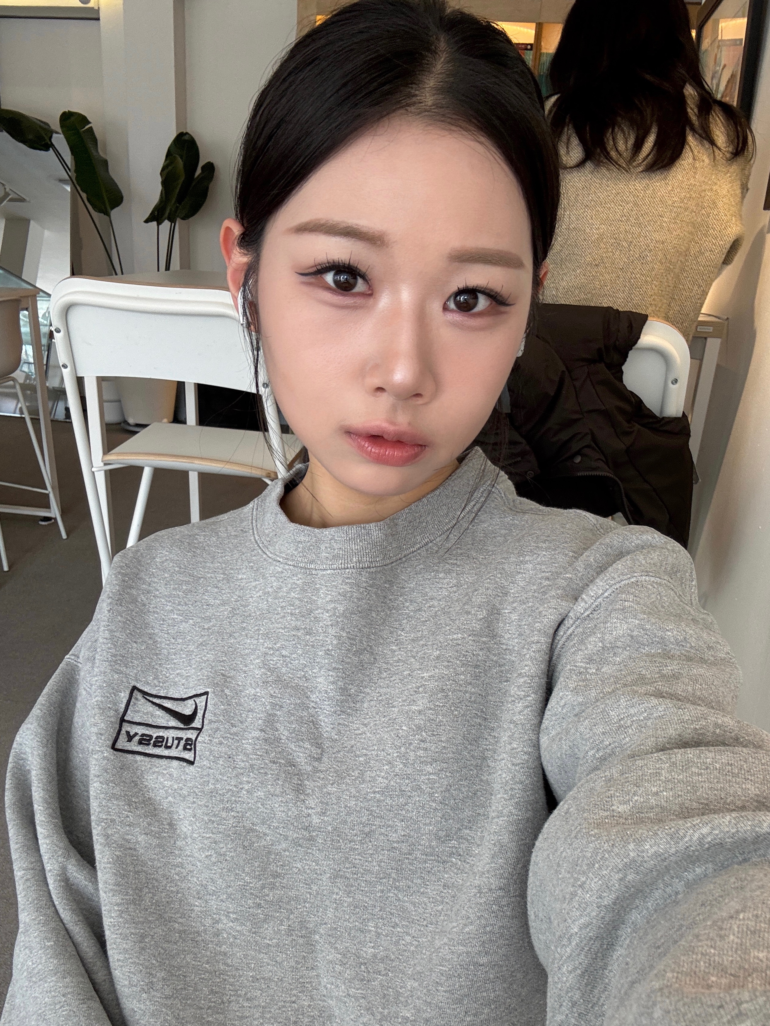 나이키 x 스투시 NRG 플리스 크루넥 다크 그레이 헤더 (DO9337-063) 착용 스타일