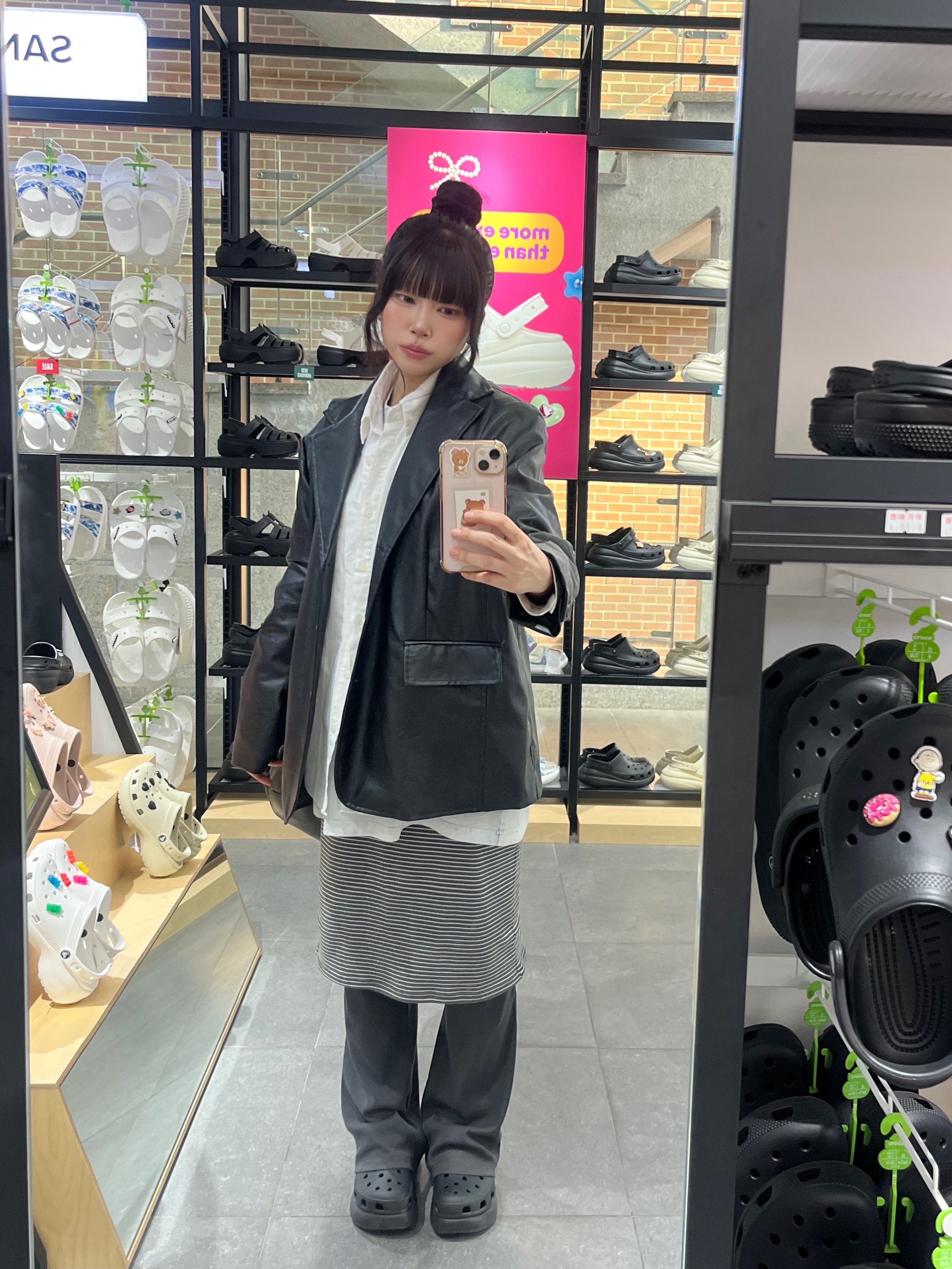 크록스 클래식 크러쉬 클로그 블랙 착용 스타일