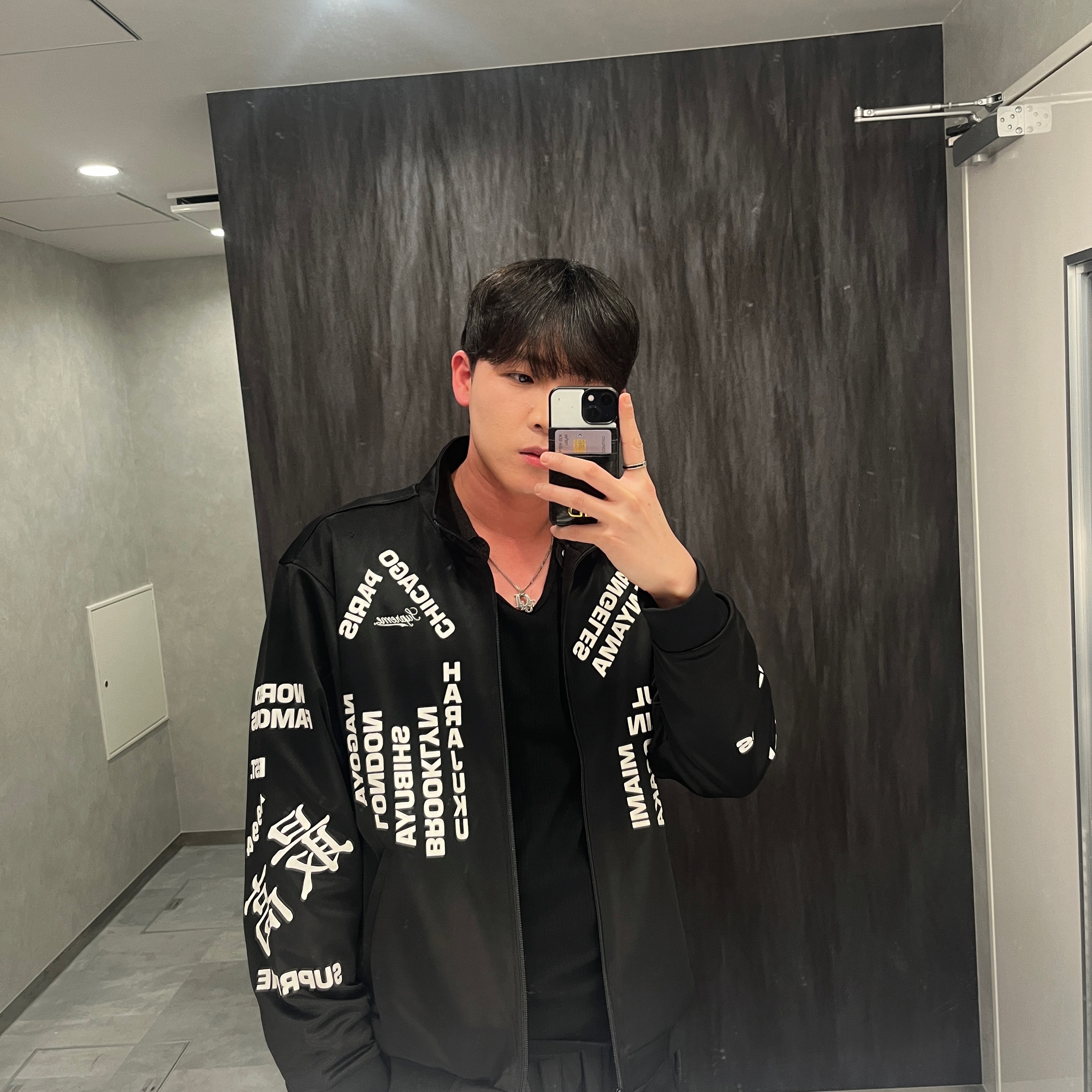 슈프림 월드와이드 트리콧 트랙 자켓 블랙 - 25SS, 디올 오블리크 펜던트 네클리스 실버 피니쉬 브래스 화이트 크리스탈 착용 스타일 - 1
