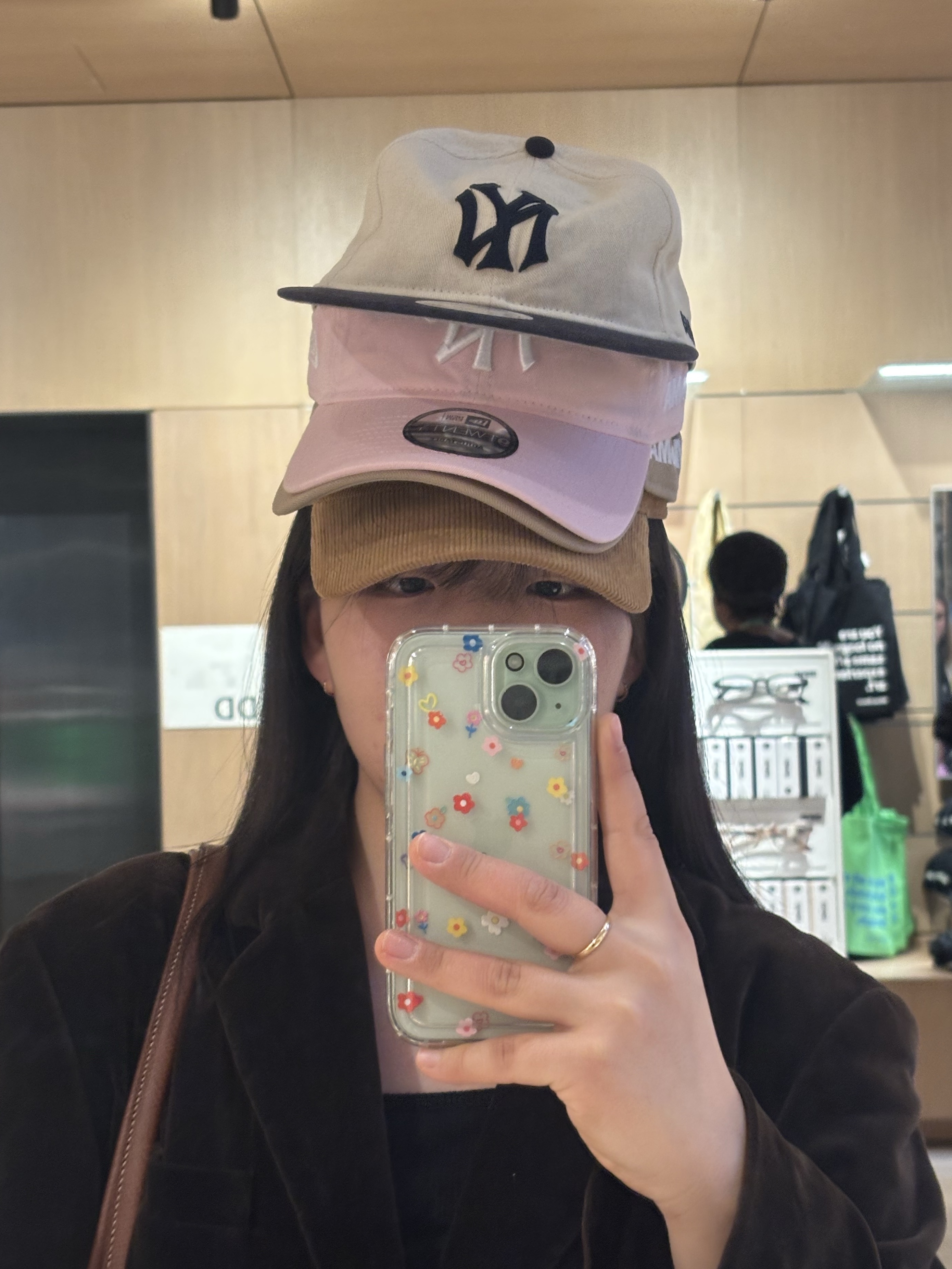 New Era x MoMA New York Yankees Retro Crown 9Fifty Adjustable Baseball Cap White Blue, New Era x MoMA New York Yankees Cap Pink 착용 스타일 - 1