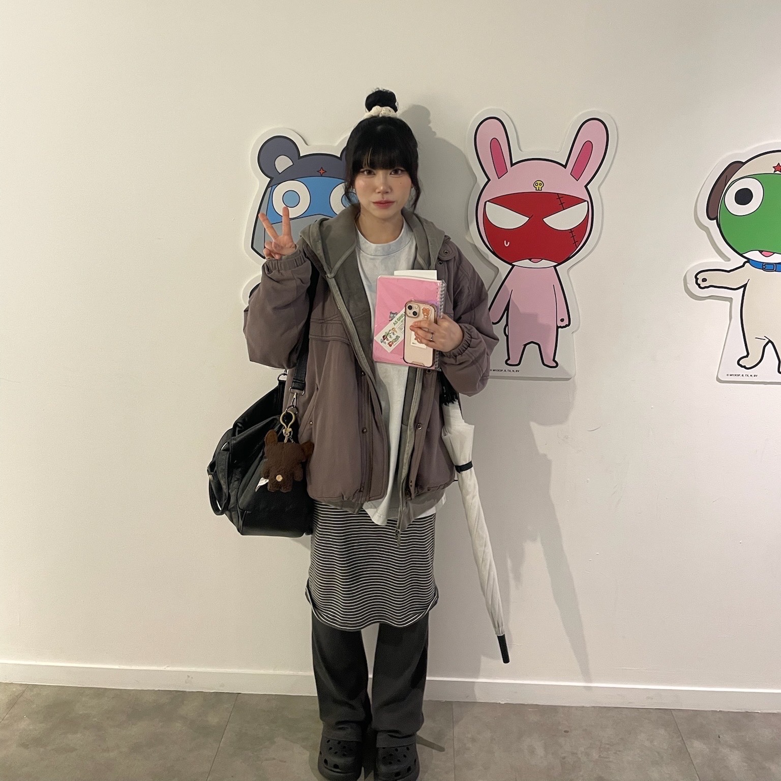 미스치프 롬버스 워시드 베이직 티셔츠 블리치드 라이트 블루, 크록스 클래식 크러쉬 클로그 블랙 착용 스타일 - 2