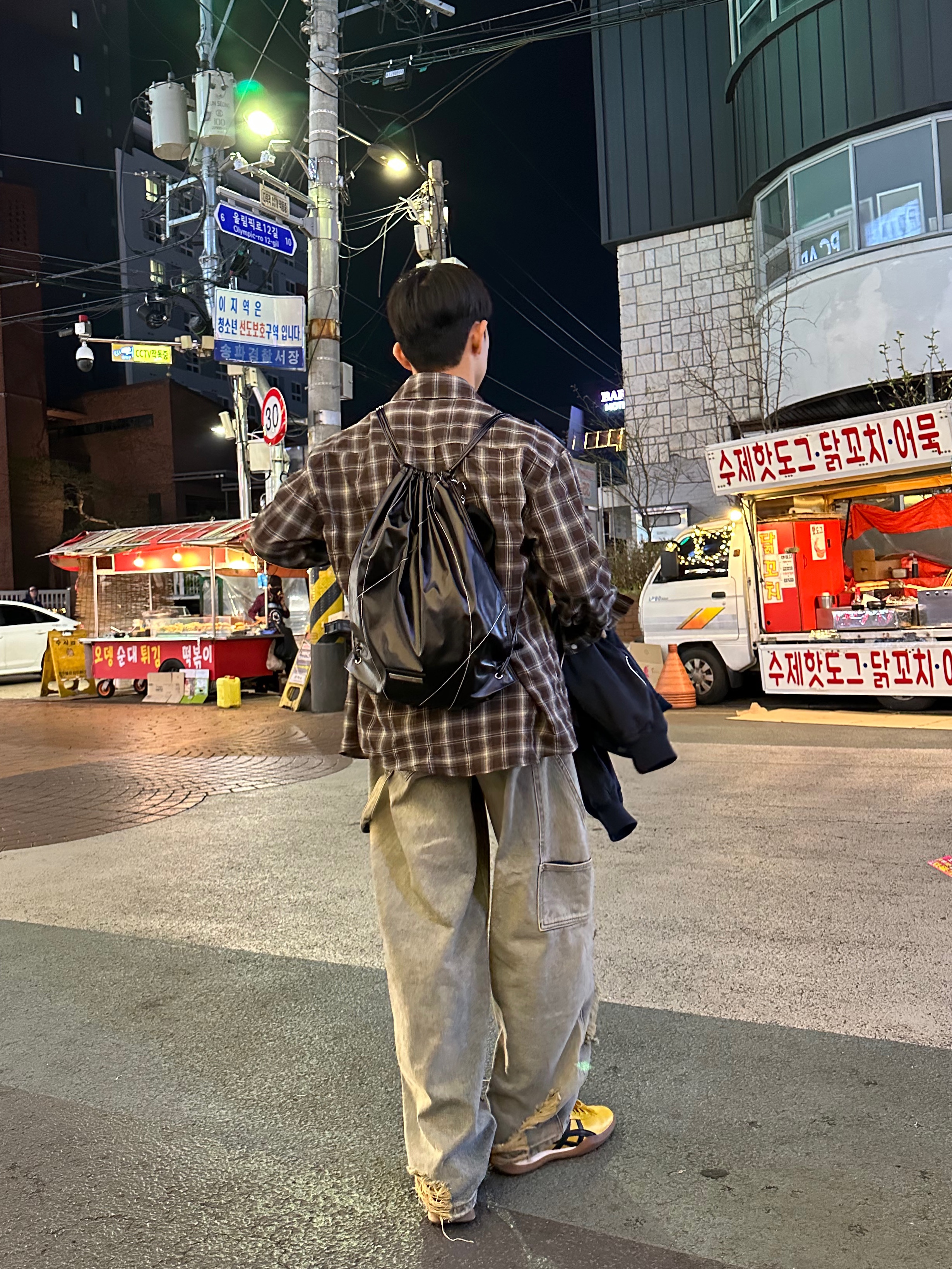 마뗑킴 스트링 코팅 백팩 블랙, 밀로 아카이브 데미지 카펜터 팬츠 샌드 블루 착용 스타일