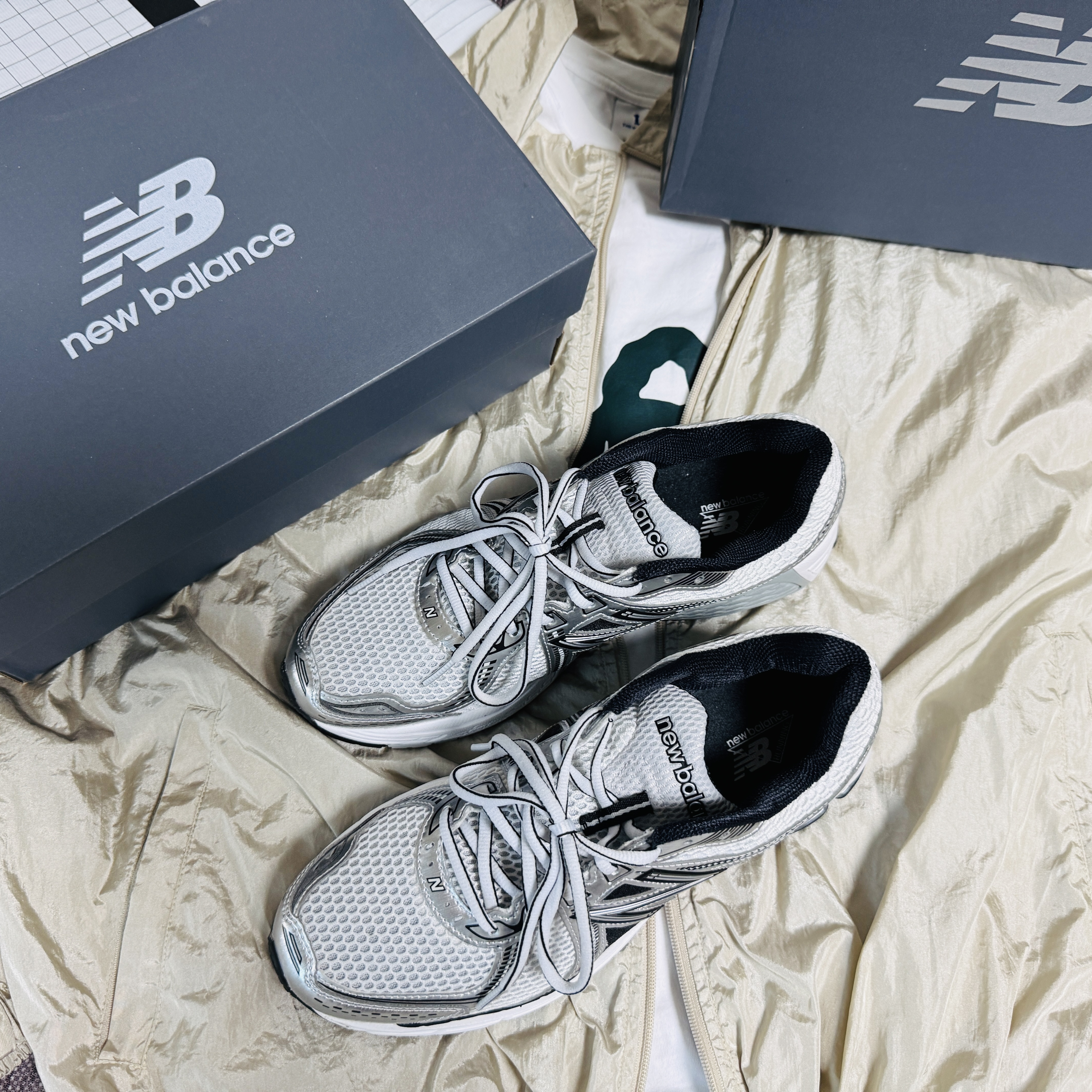 New Balance 860v2 White Black 착용 스타일 - 2