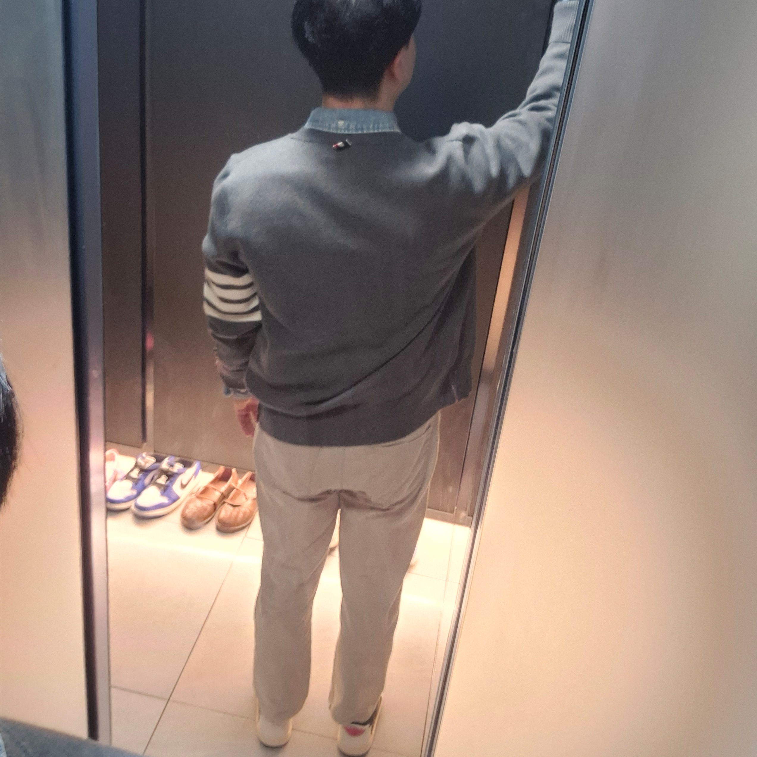 톰브라운 밀라노 스티치 사선 가디건 미디움 그레이 착용 스타일 - 6