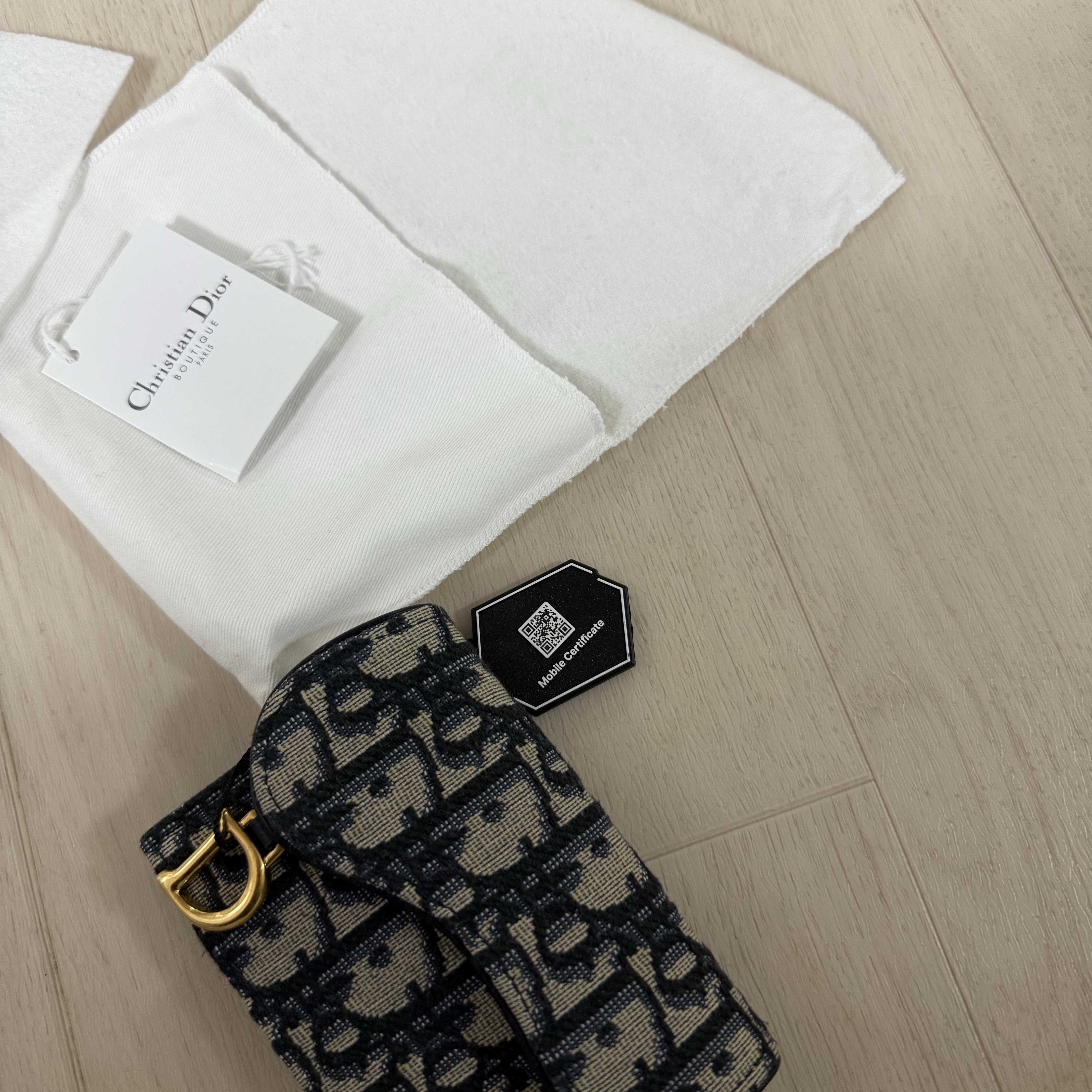 Dior Saddle Flap Card Holder Blue Dior Oblique Jacquard 착용 스타일 - 2