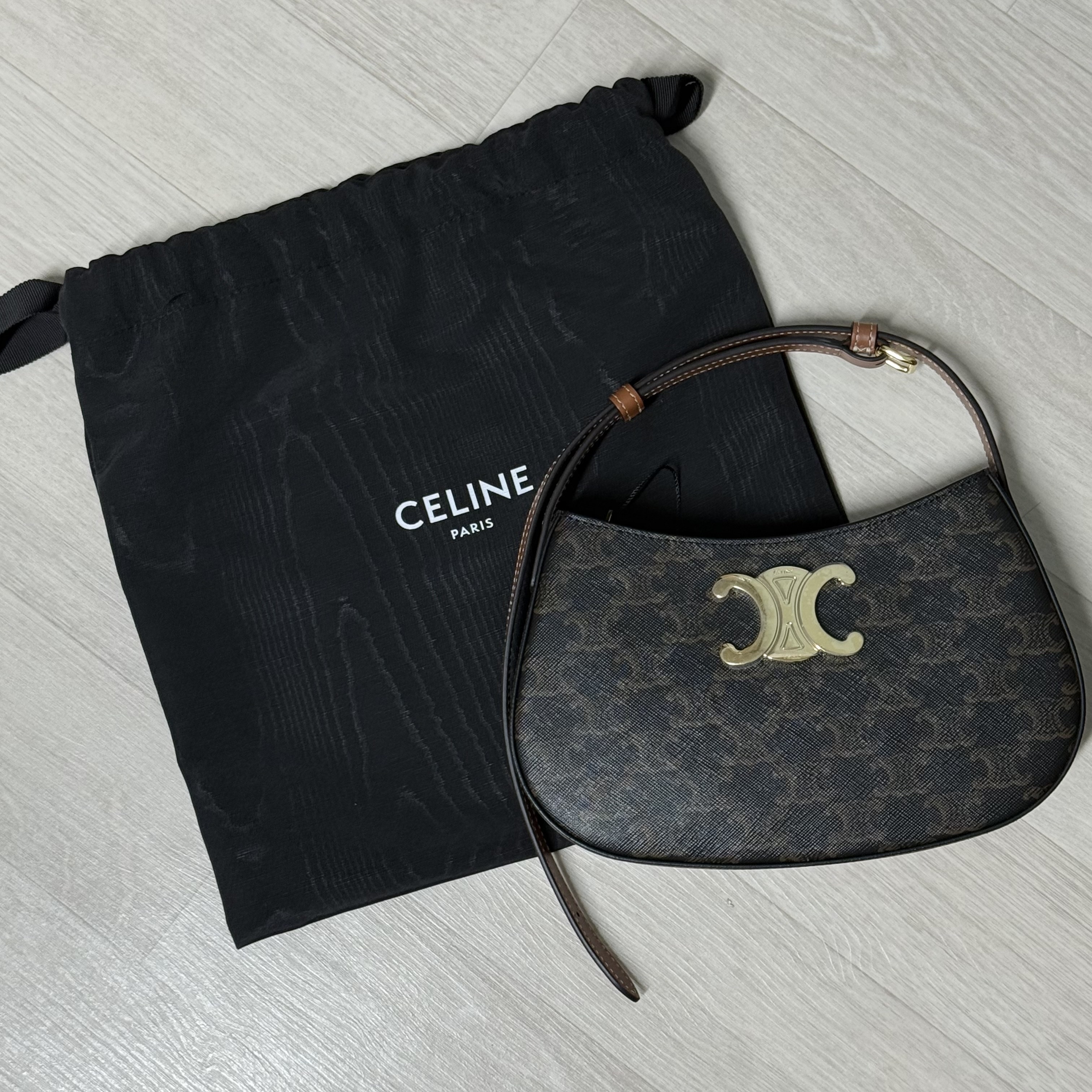 Celine Medium Tilly Bag in Triomphe Canvas Calfskin Tan 착용 스타일
