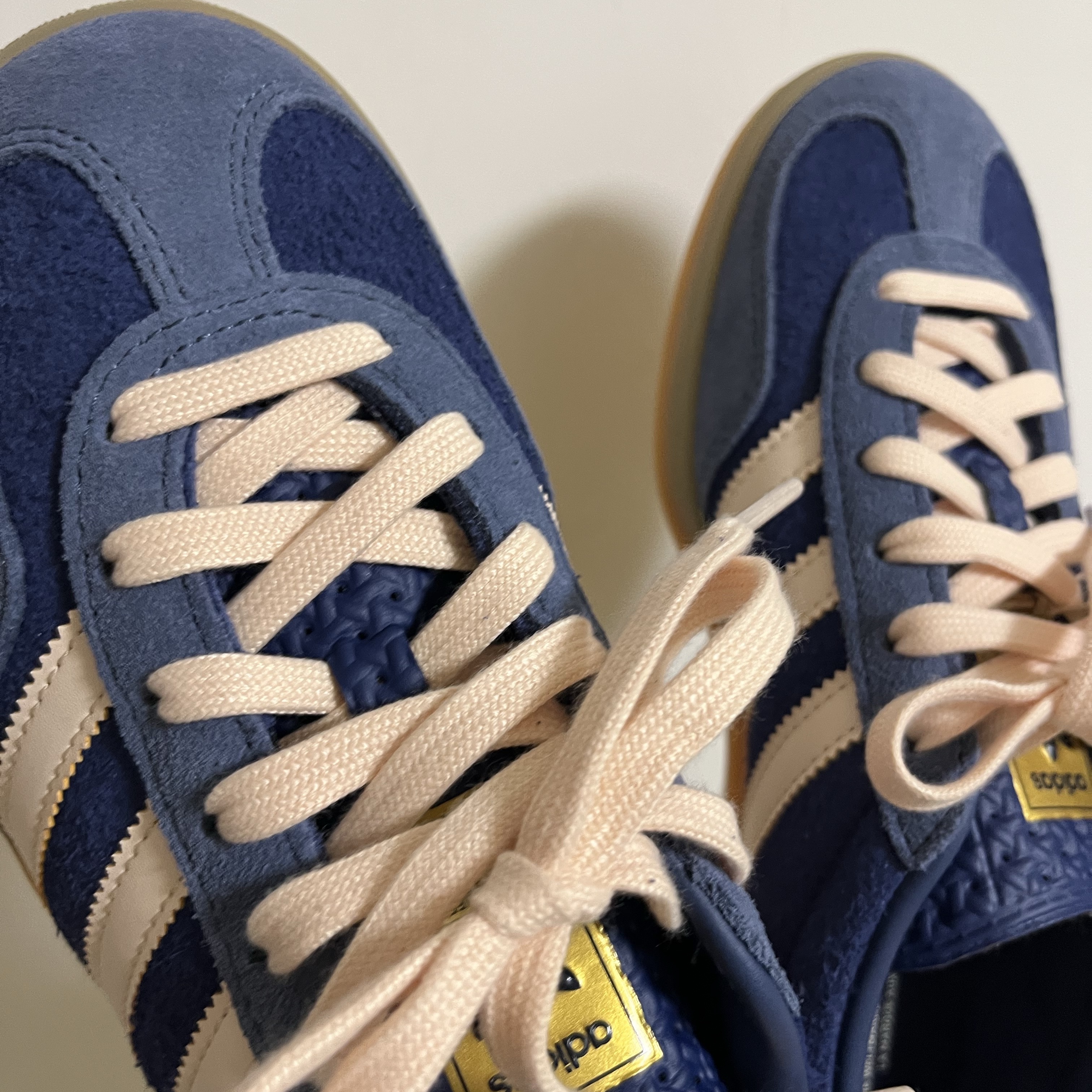 Adidas Gazelle Indoor Dark Blue Bliss Orange 착용 스타일 - 2