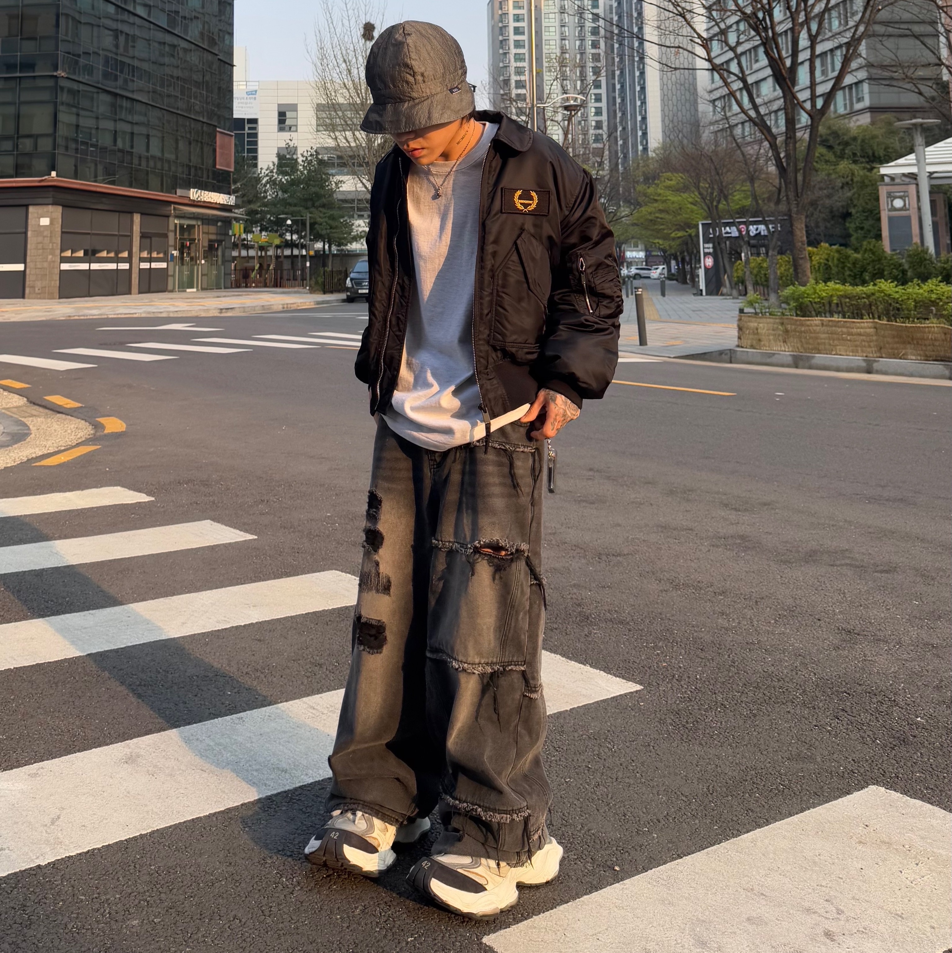 Balenciaga Cargo Sneakers White Grey 착용 스타일 - 1