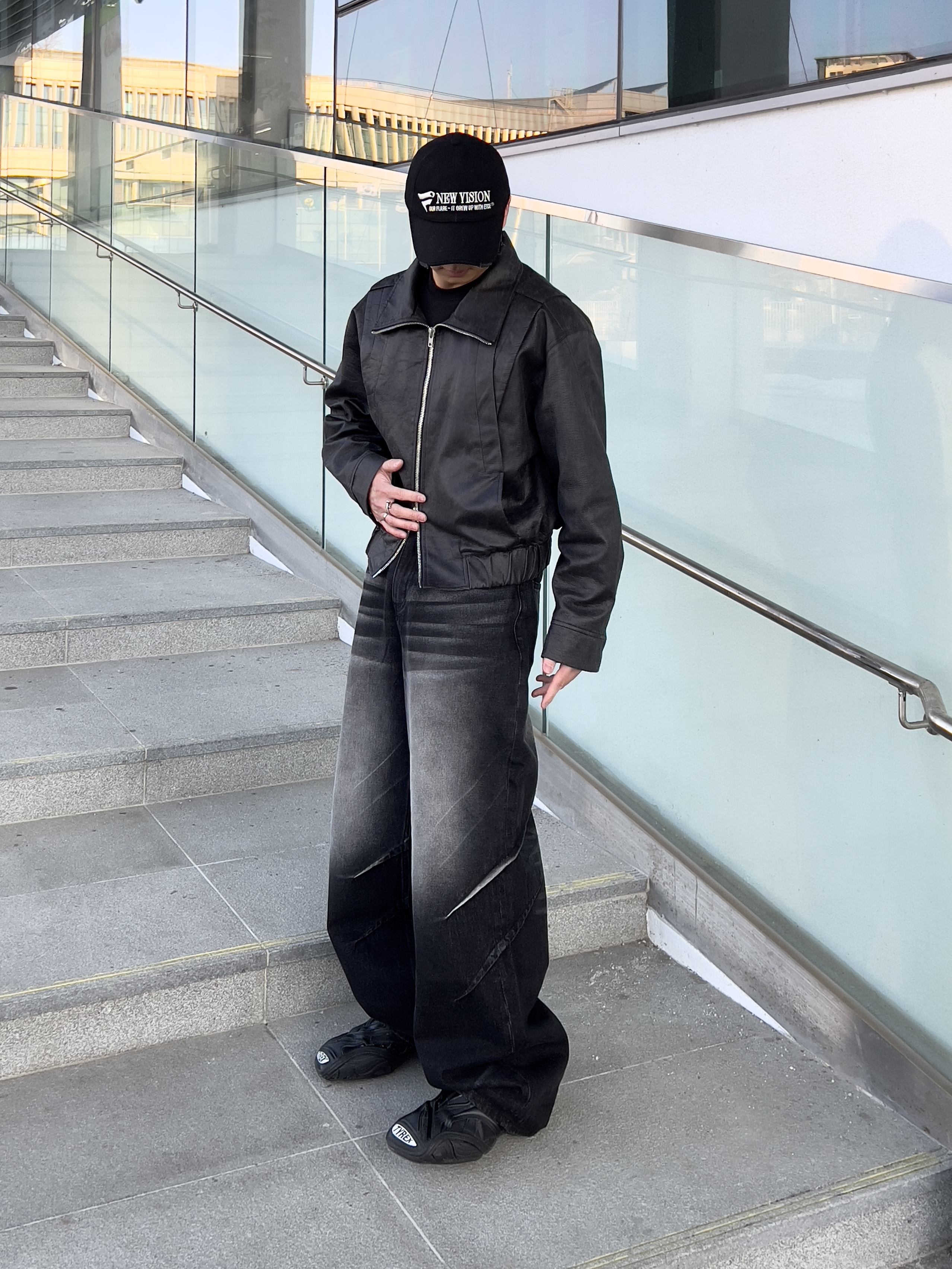 발렌시아가 타이렉스 스니커즈 블랙 착용 스타일