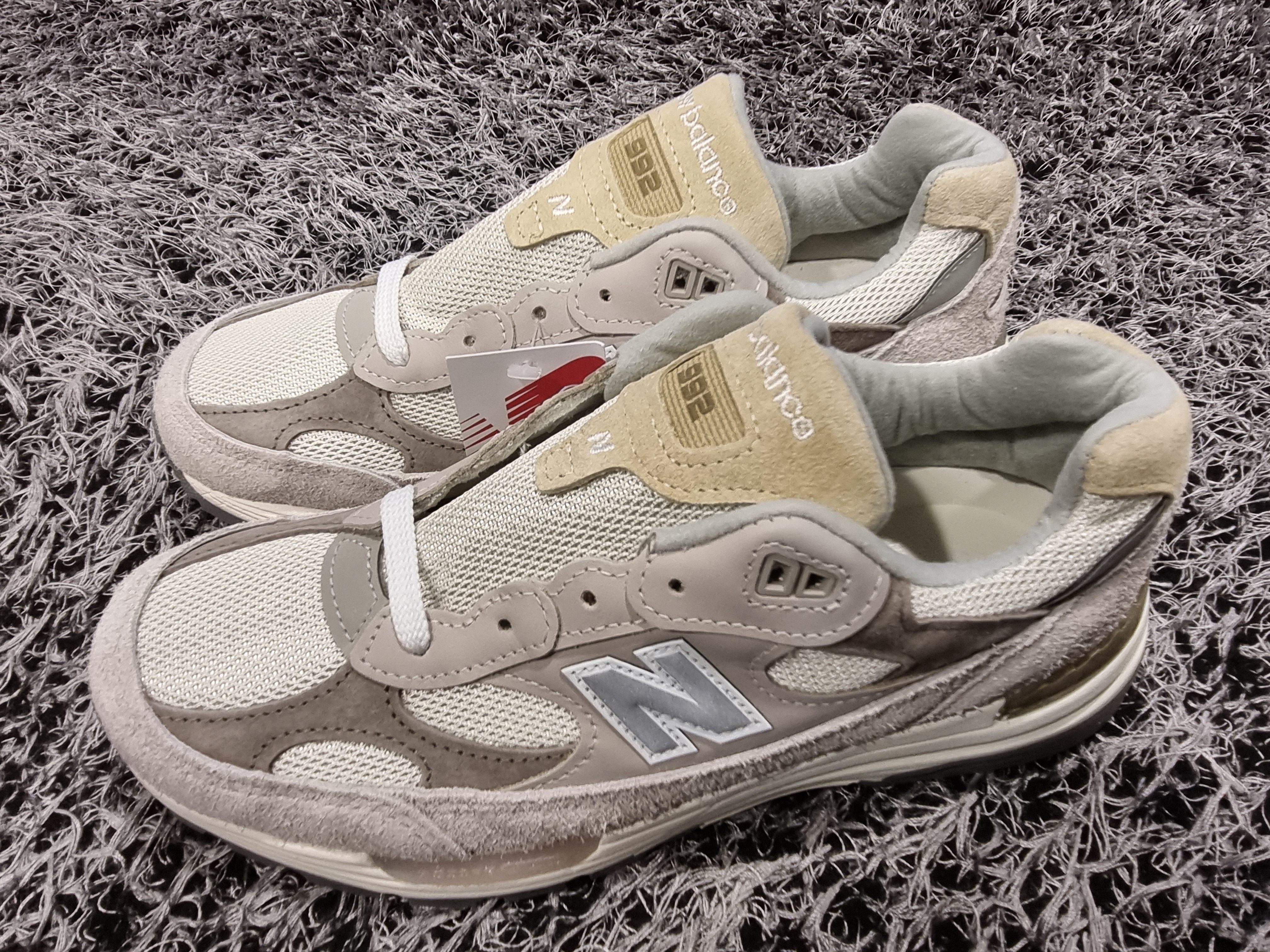 New Balance 992 Made in USA Moonrock Mushroom 착용 스타일 - 1