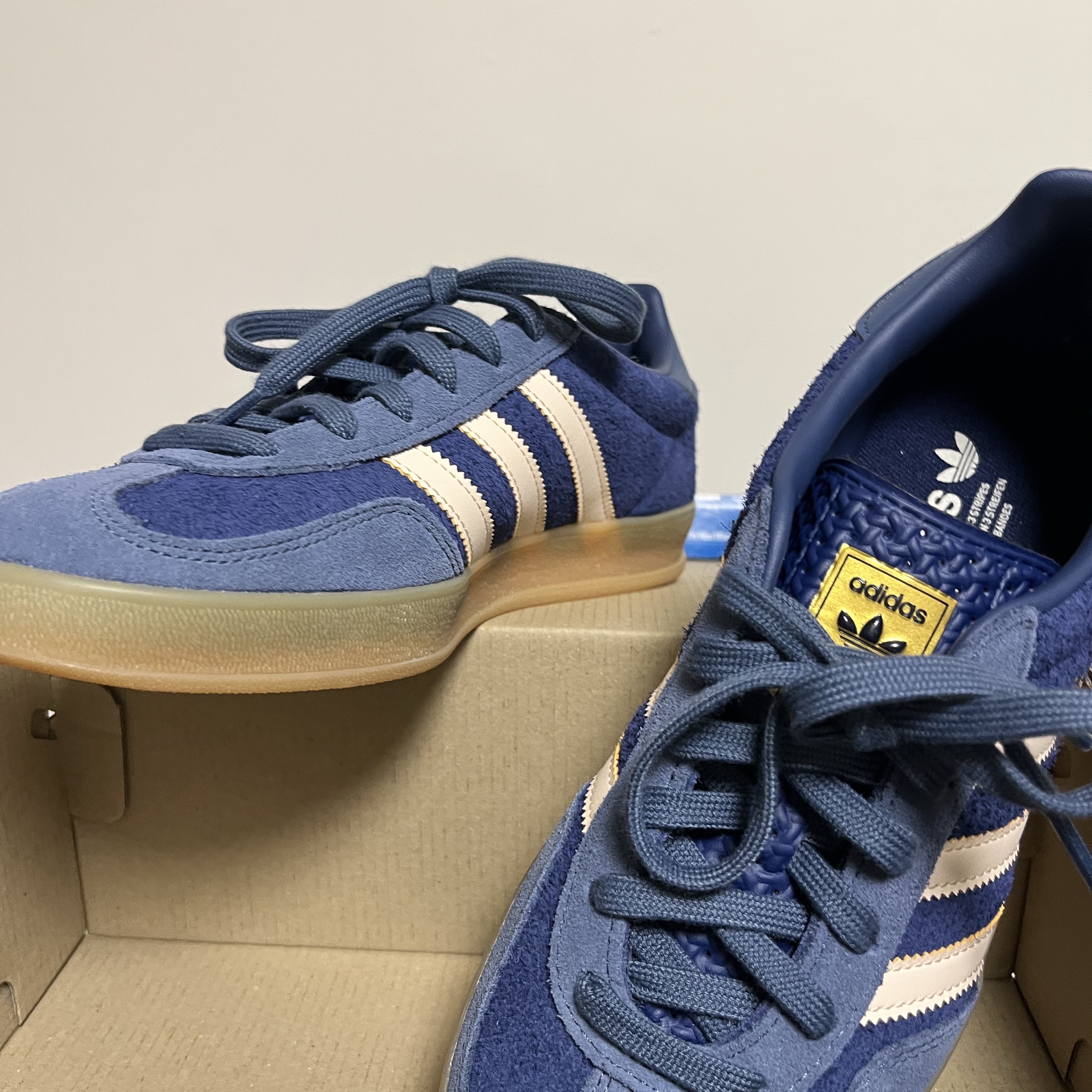 Adidas Gazelle Indoor Dark Blue Bliss Orange 착용 스타일 - 3