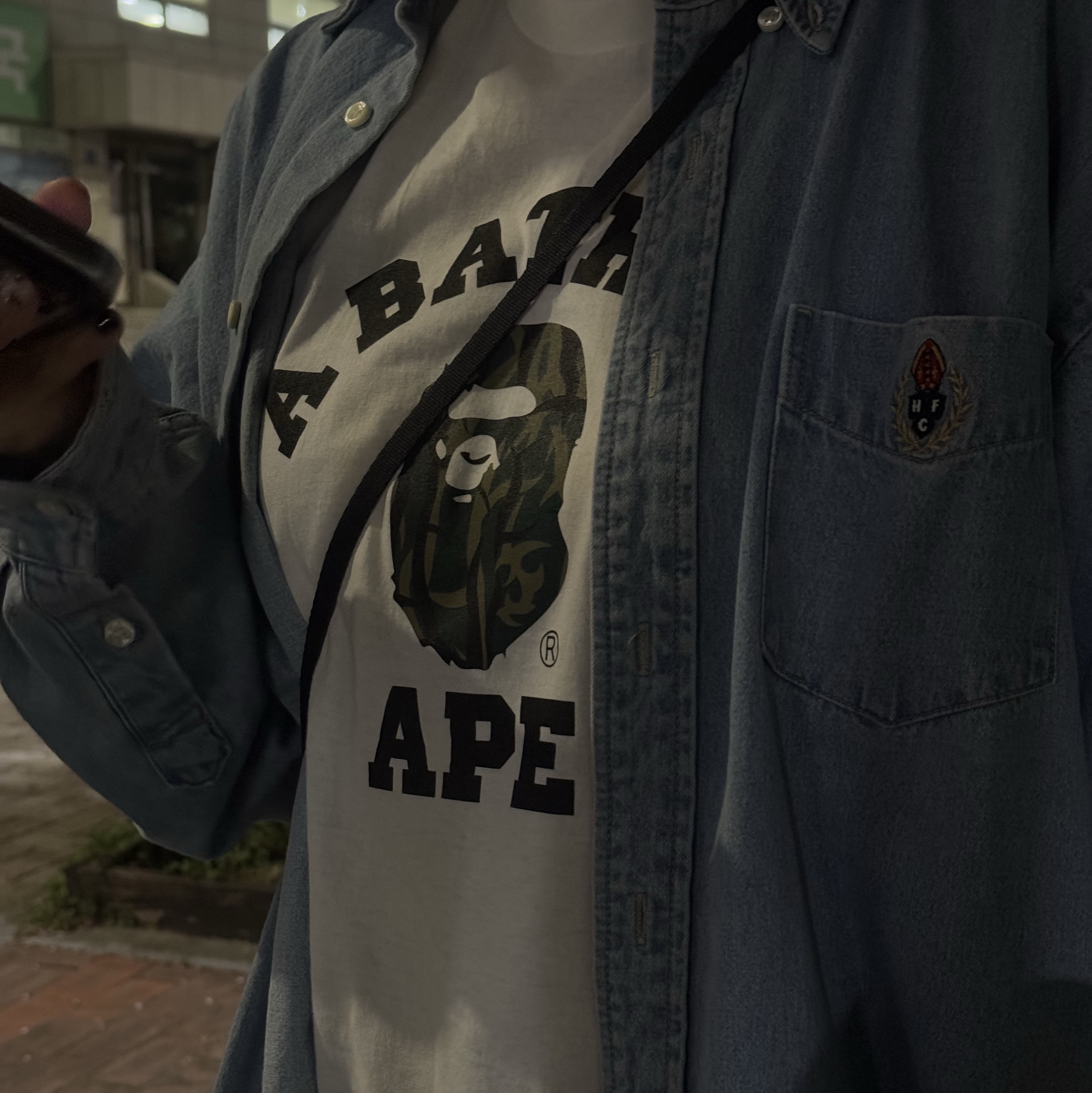 Heritage Floss Crest Denim Shirt Light Indigo, BAPE 1st Camo College T-Shirt White Green 착용 스타일 - 1