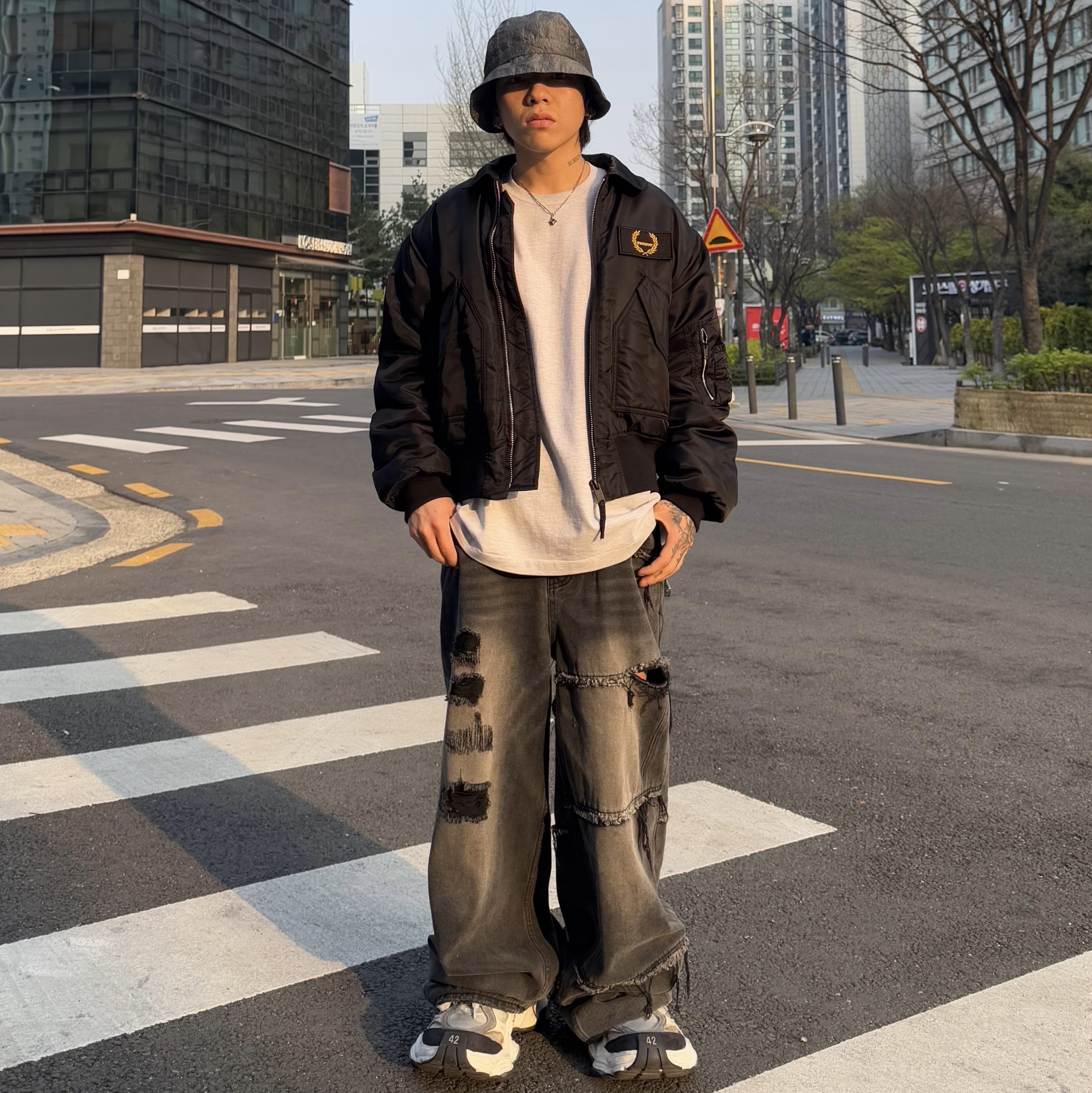 Balenciaga Cargo Sneakers White Grey 착용 스타일 - 2