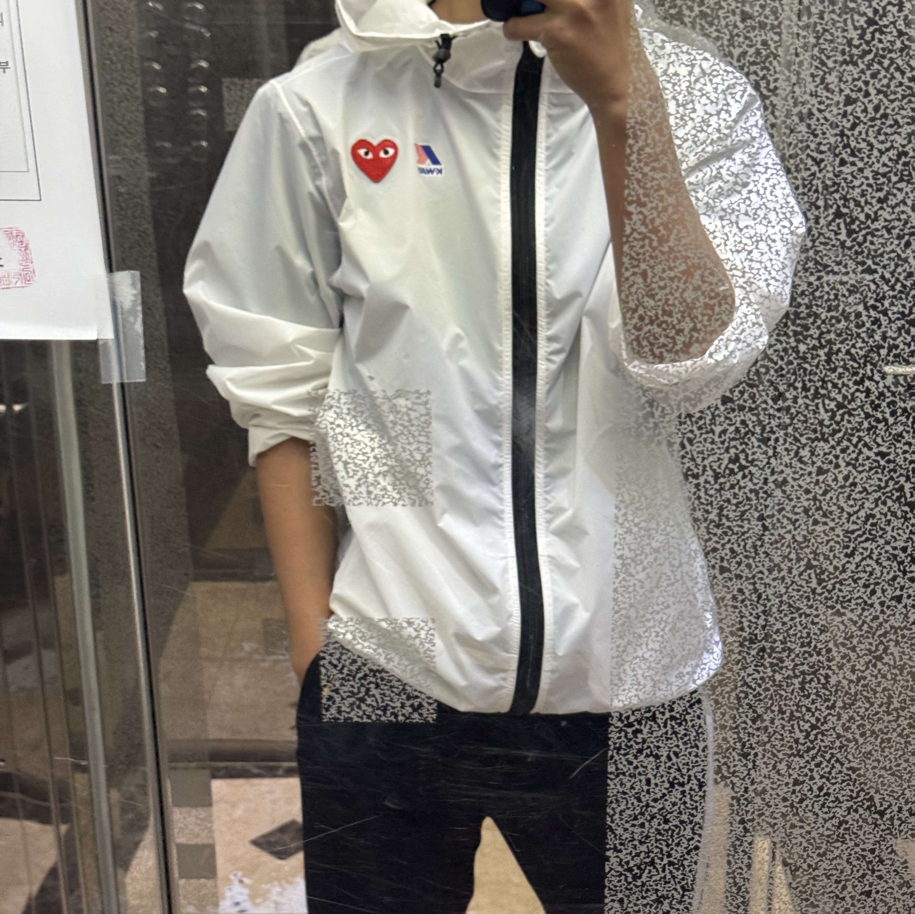 플레이 꼼데가르송 x 까웨 풀 집 자켓 화이트 착용 스타일